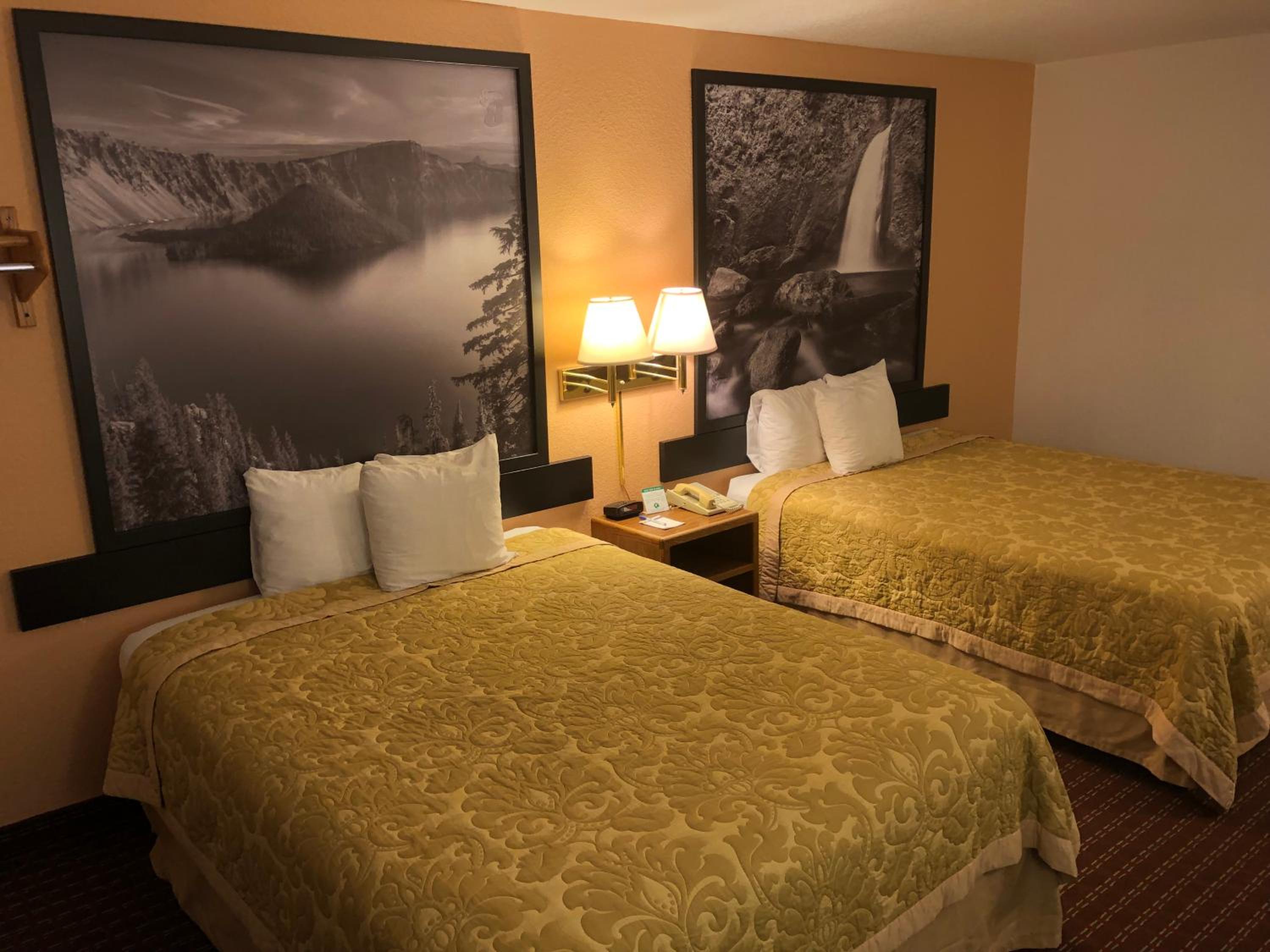 Queen Room with Two Queen Beds - Non-Smoking - Photo 3