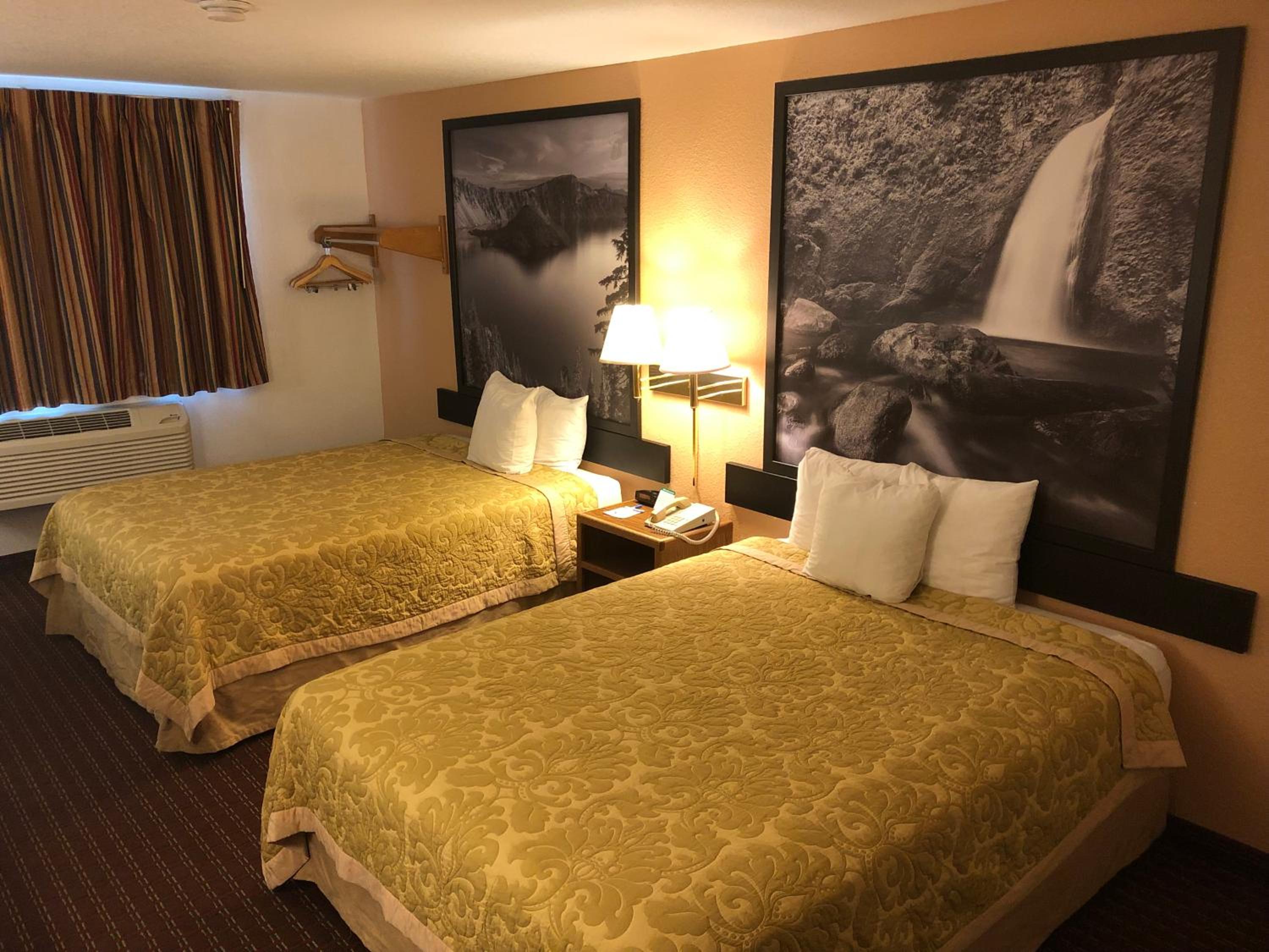 Queen Room with Two Queen Beds - Non-Smoking - Photo 4