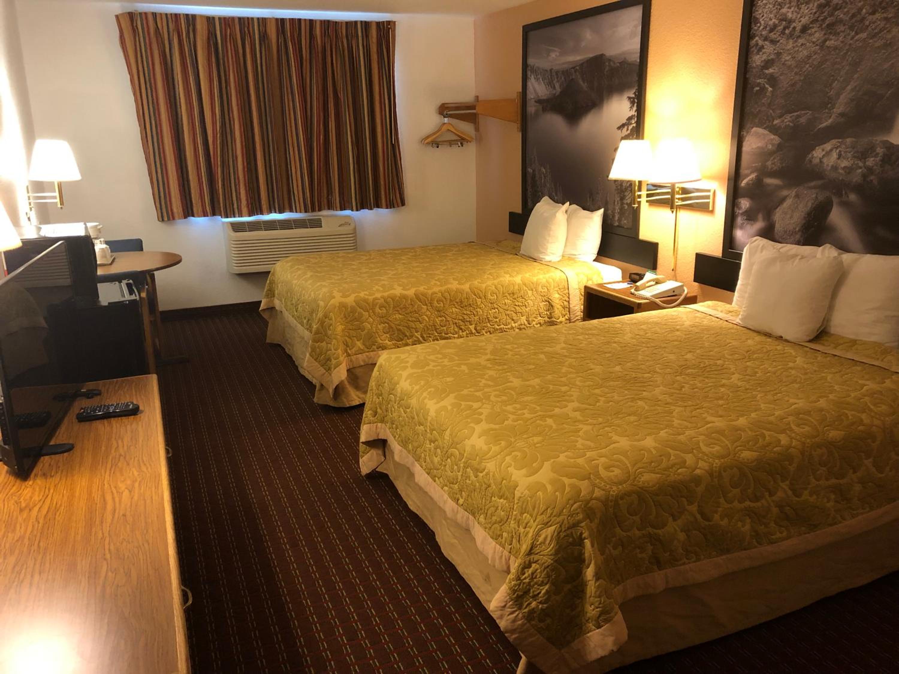 Queen Room with Two Queen Beds - Non-Smoking - Photo 1