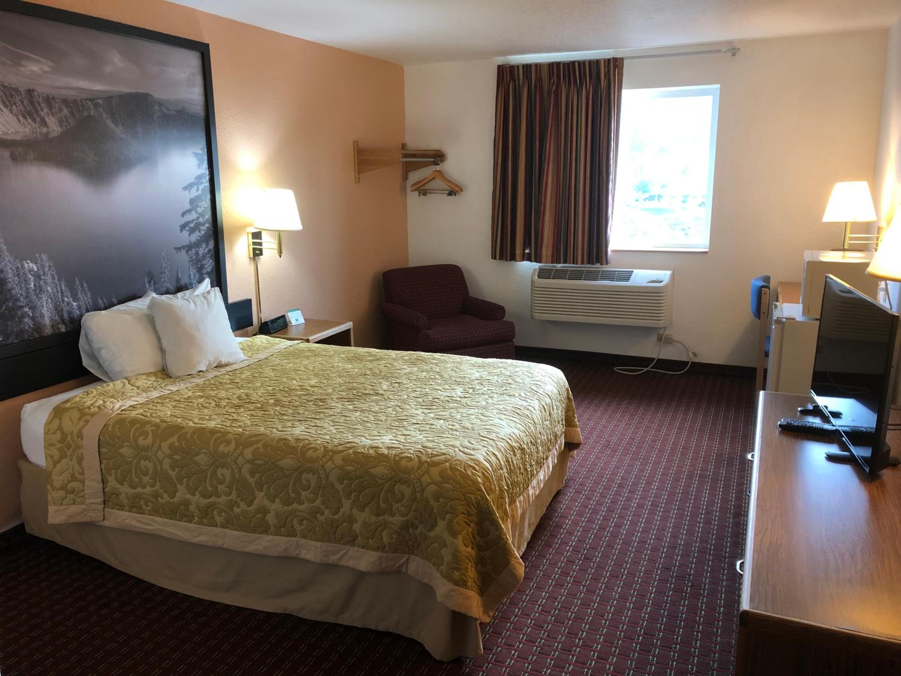Queen Room - Non-Smoking - Photo 6