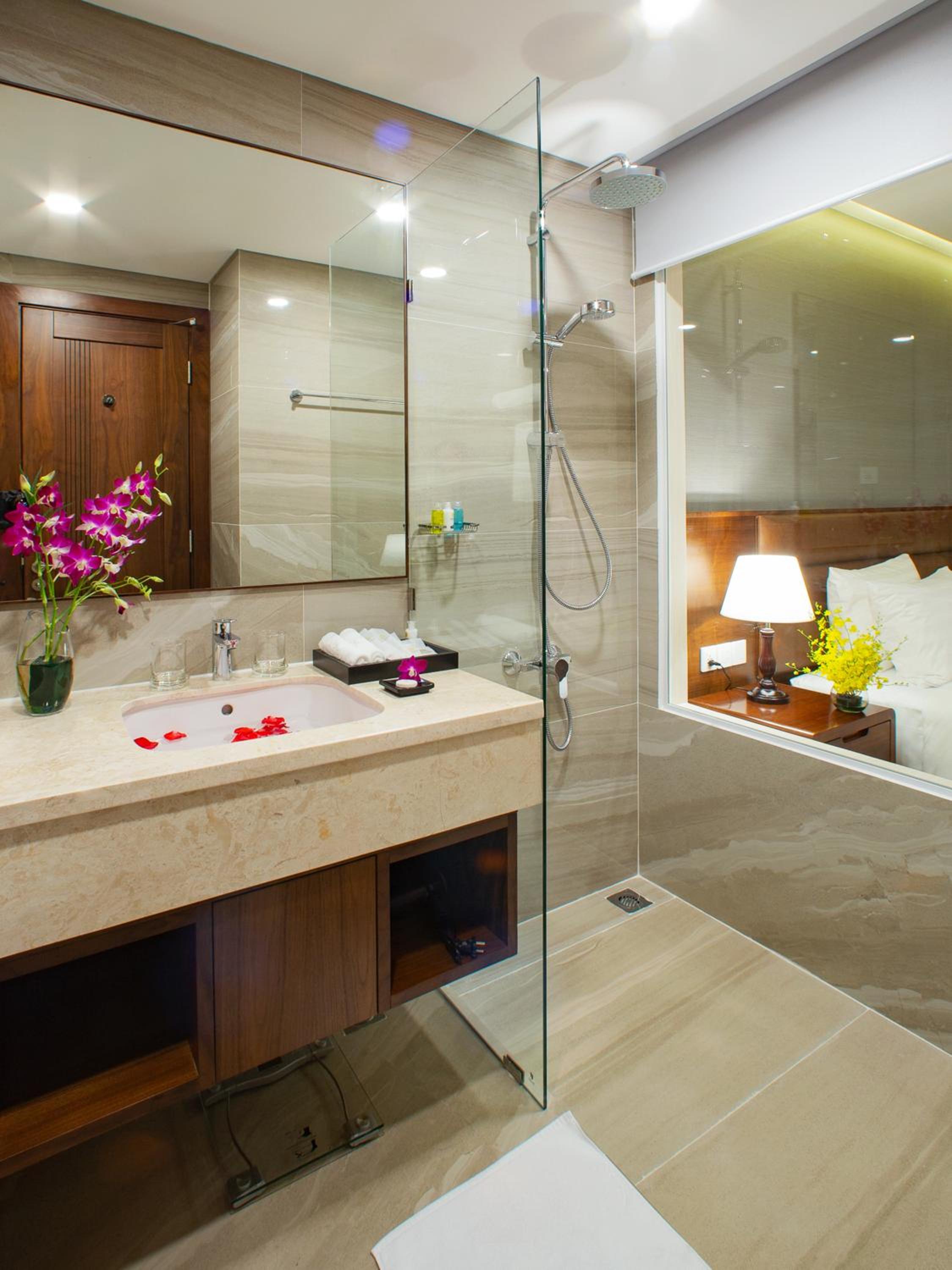 Premium Deluxe Double or Twin High Floor with City View photo 3