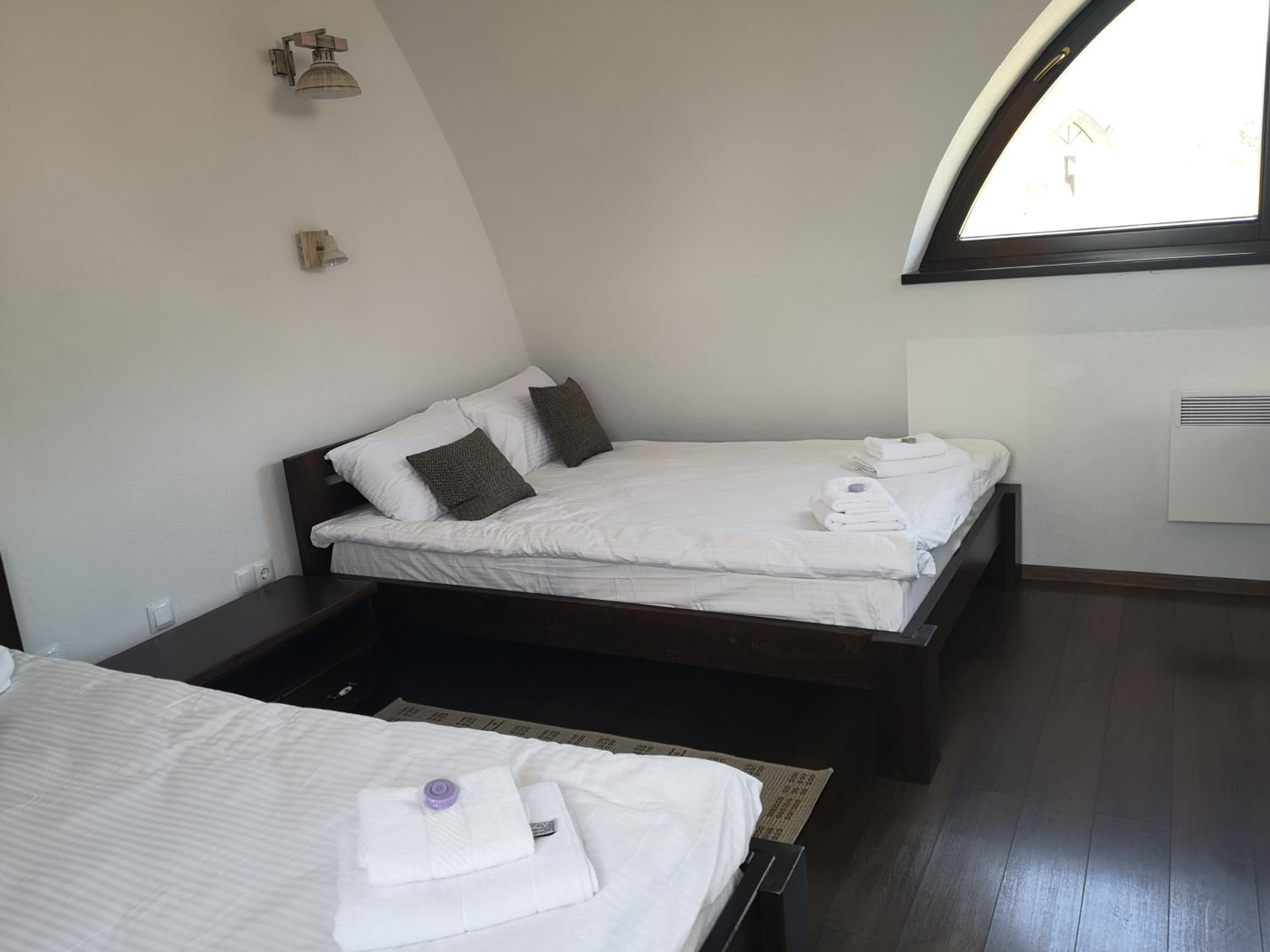 Double Room with Private Bathroom - Photo 11