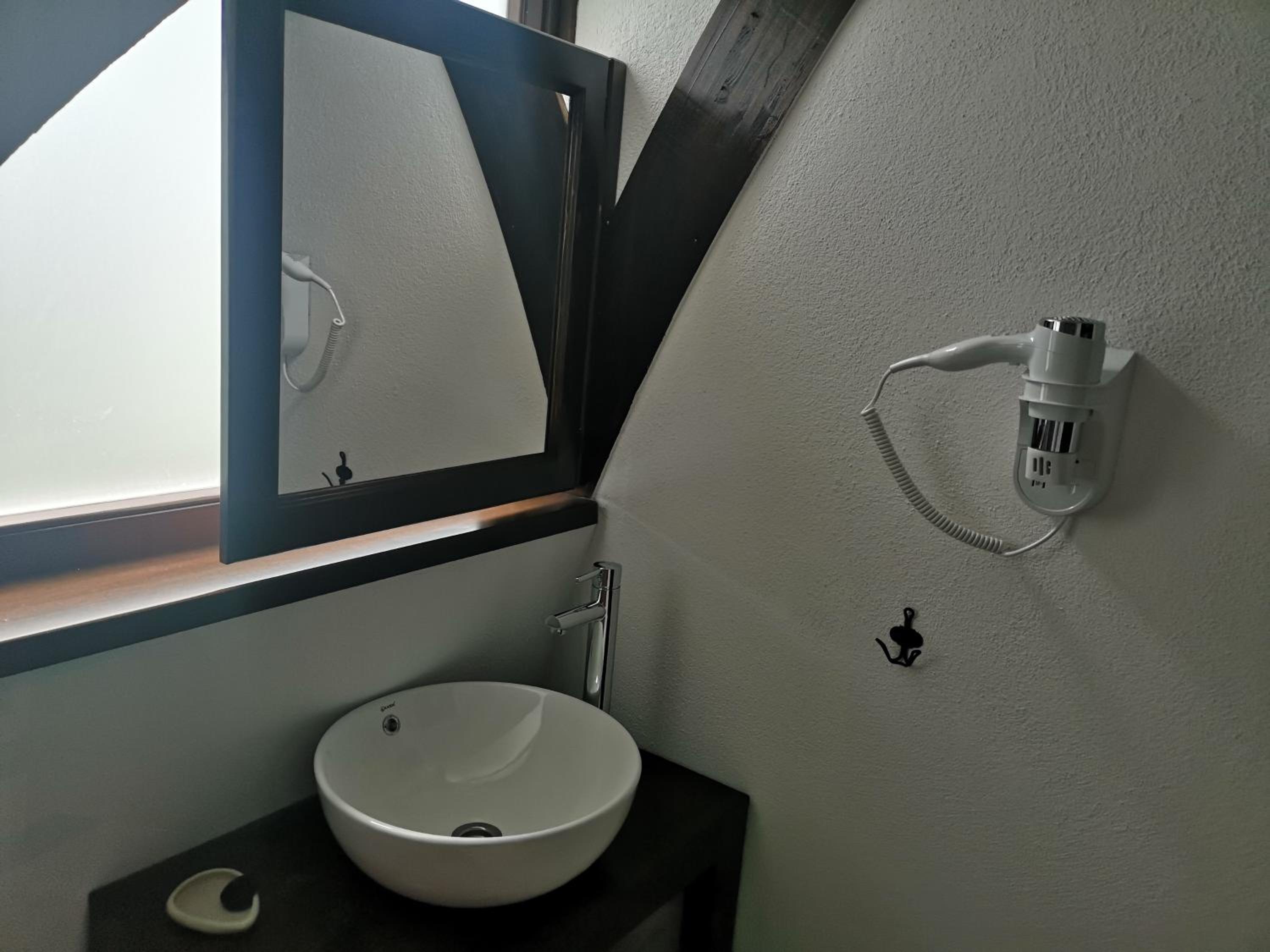 Double Room with Private Bathroom - Photo 12