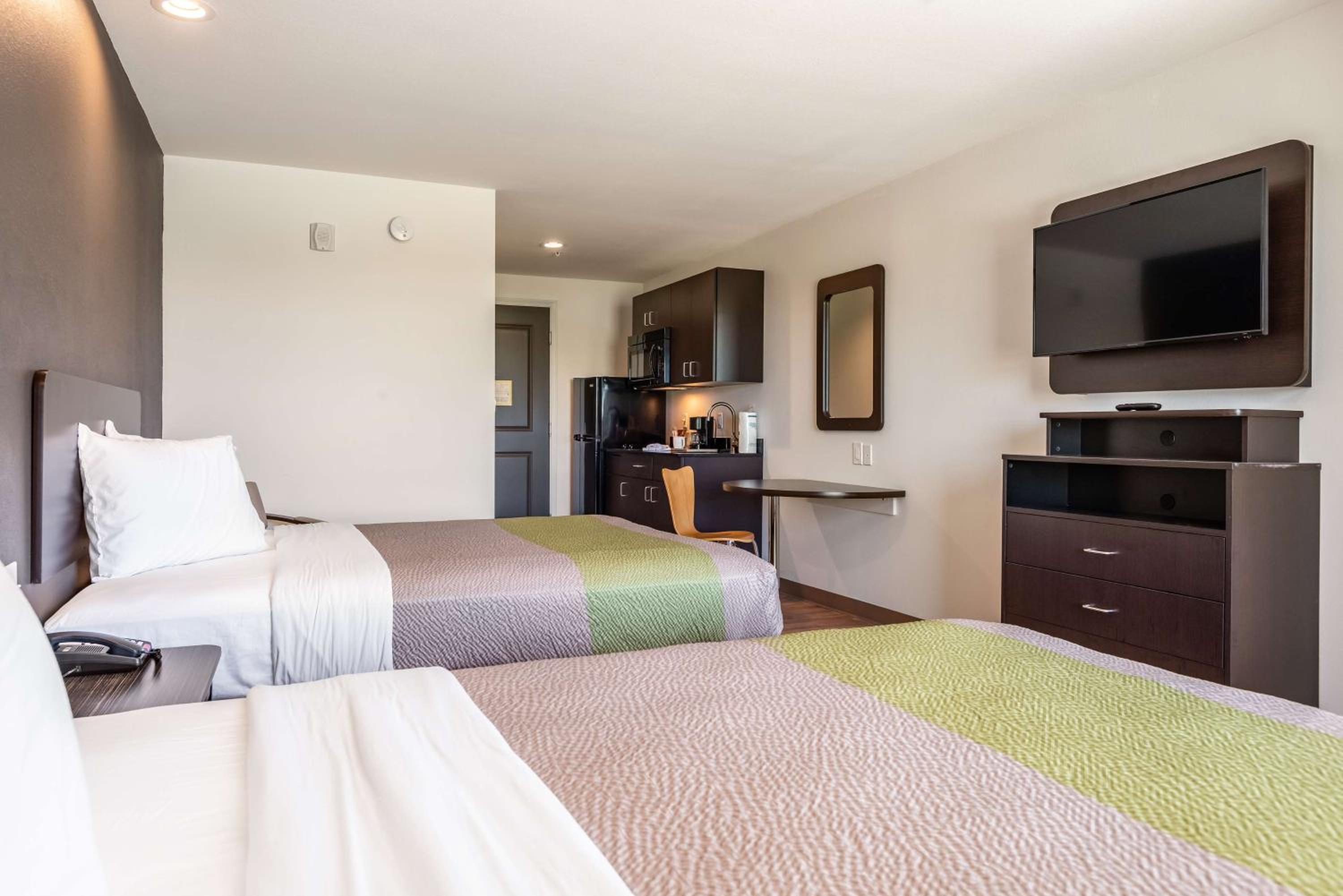 Deluxe Queen Room with Two Queen Beds - Non-Smoking