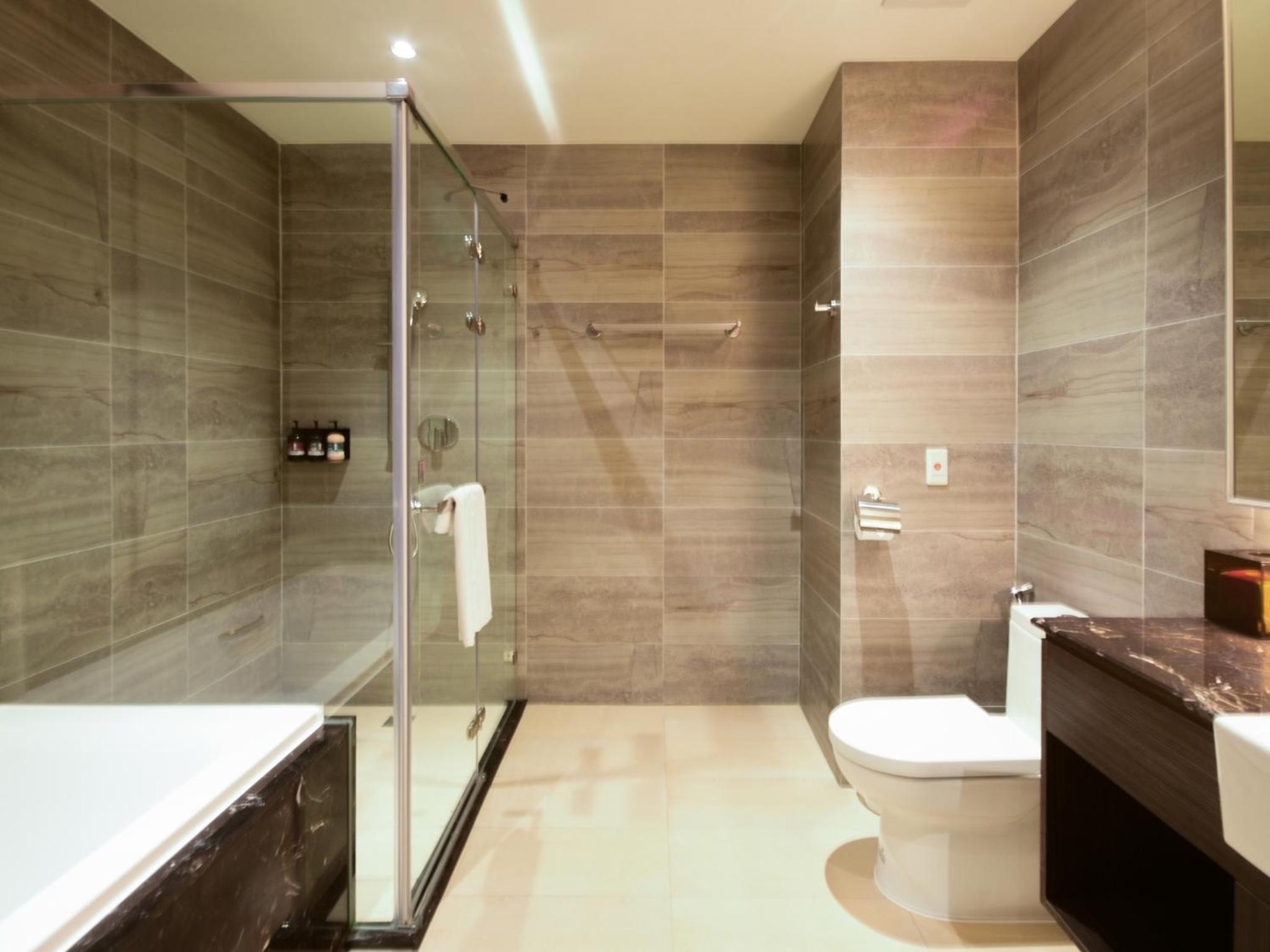 Twin Room with Bath - Photo 4