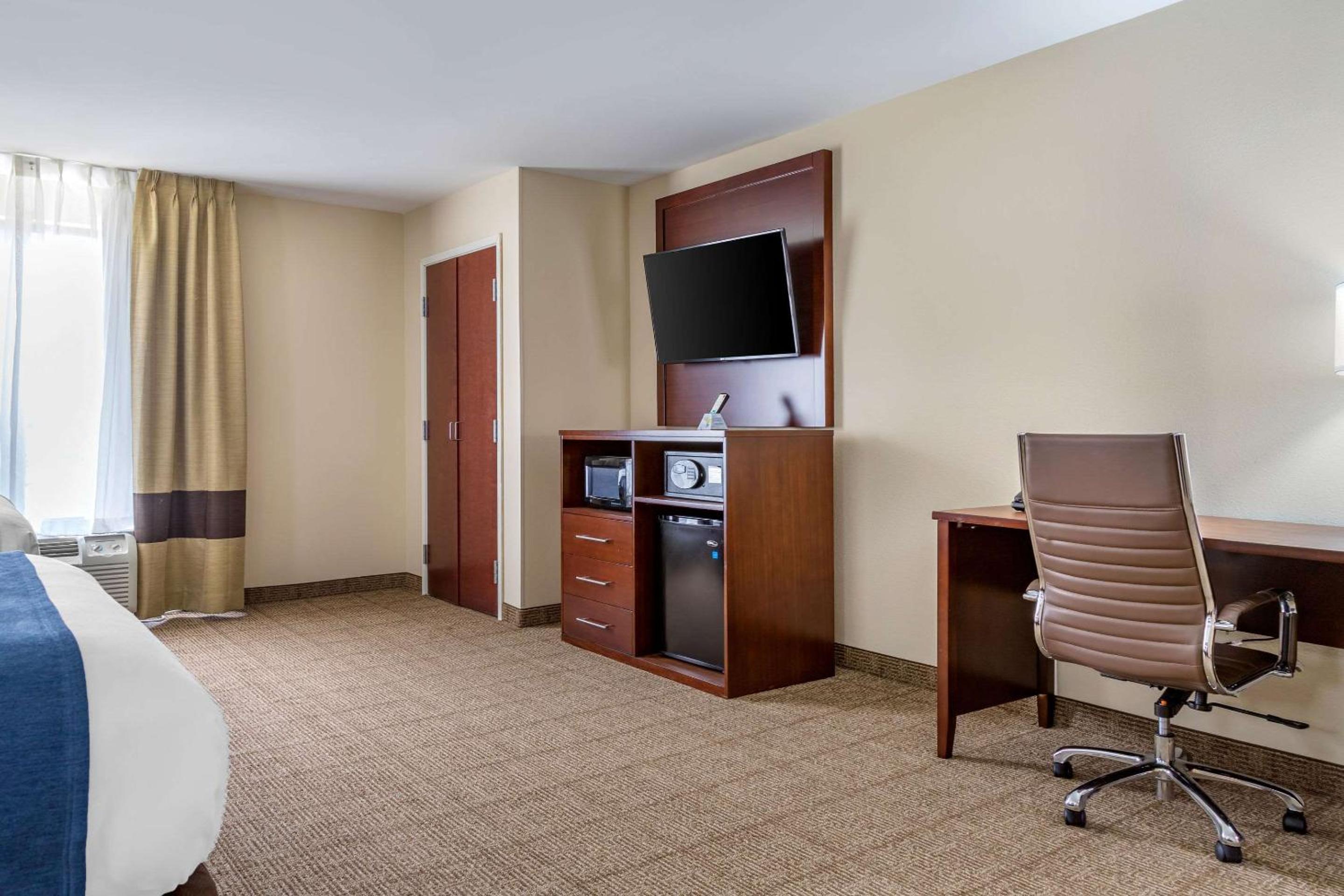 Queen Suite with Two Queen Beds - Non-Smoking - Photo 3