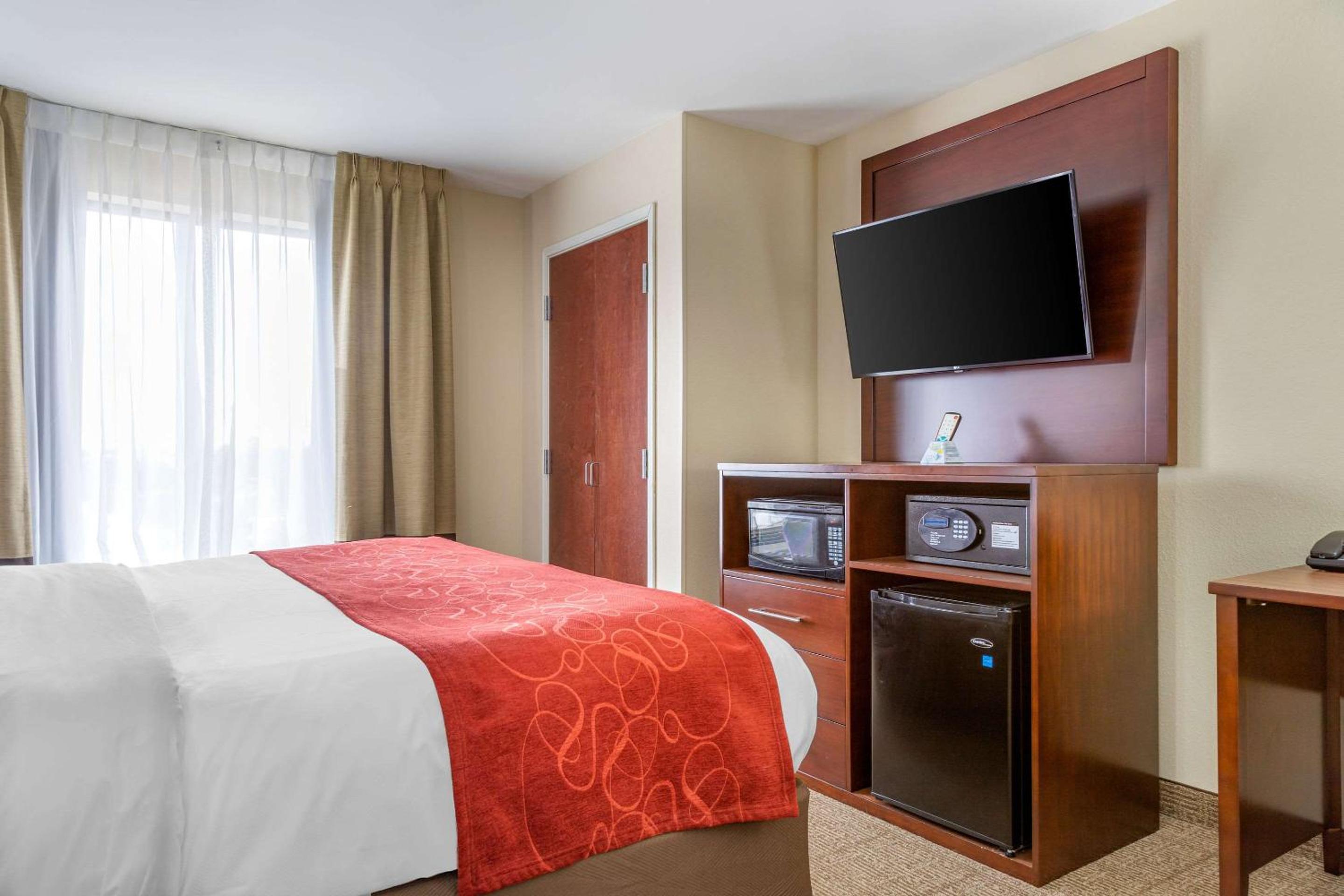 King Suite - Non-Smoking - Photo 5