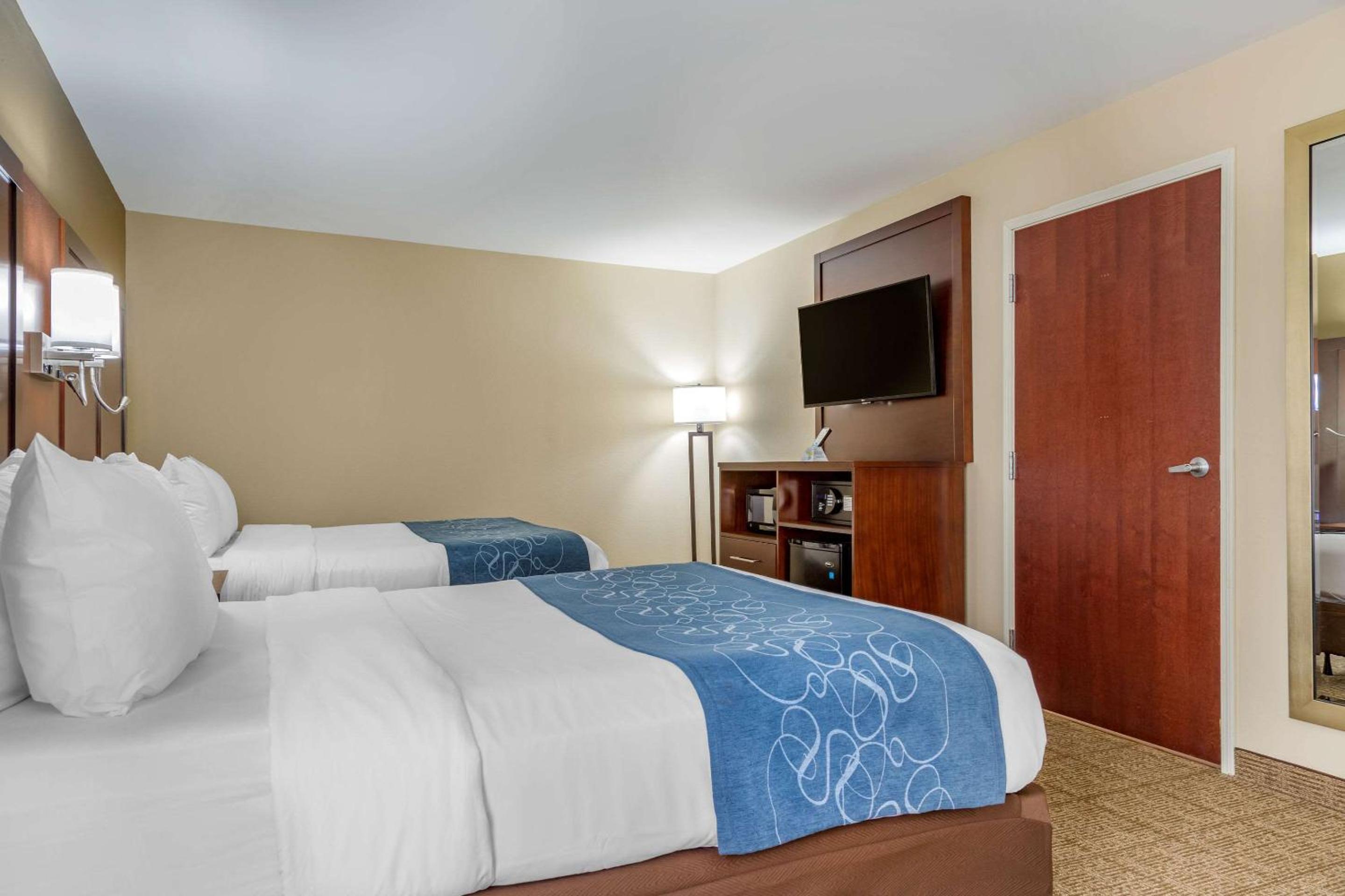 Queen Suite with Two Queen Beds - Disability Access/Non-Smoking - Photo 1