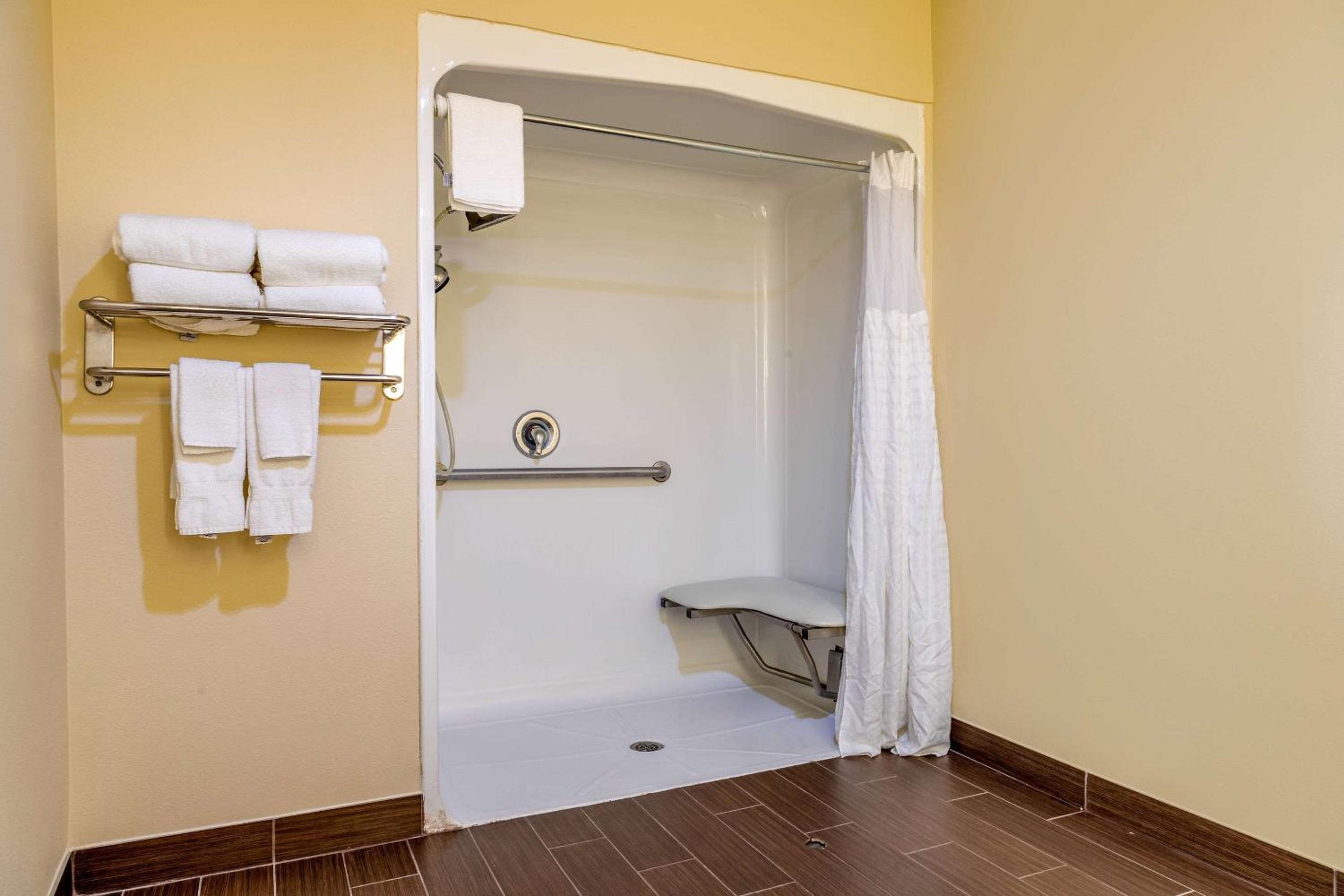 Queen Suite with Two Queen Beds - Disability Access/Non-Smoking - Photo 4