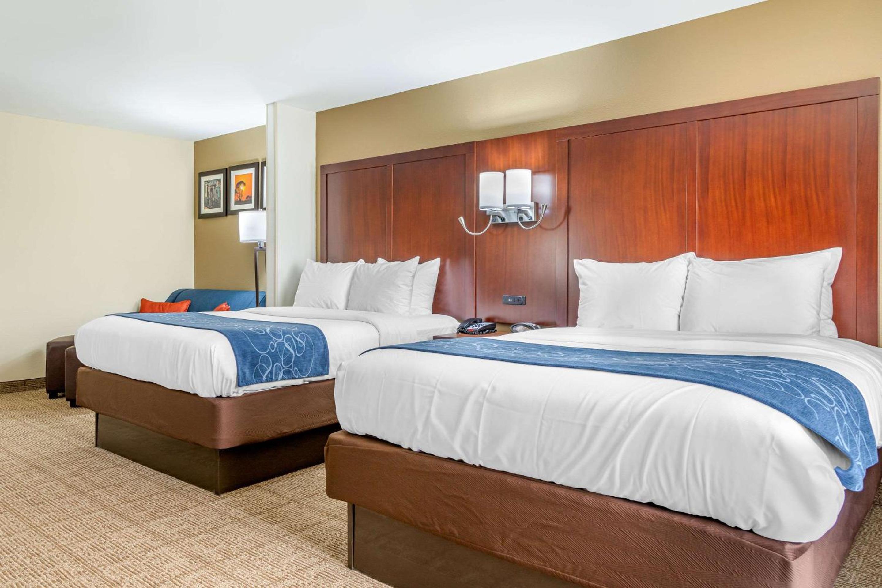 Queen Suite with Two Queen Beds - Non-Smoking - Photo 4