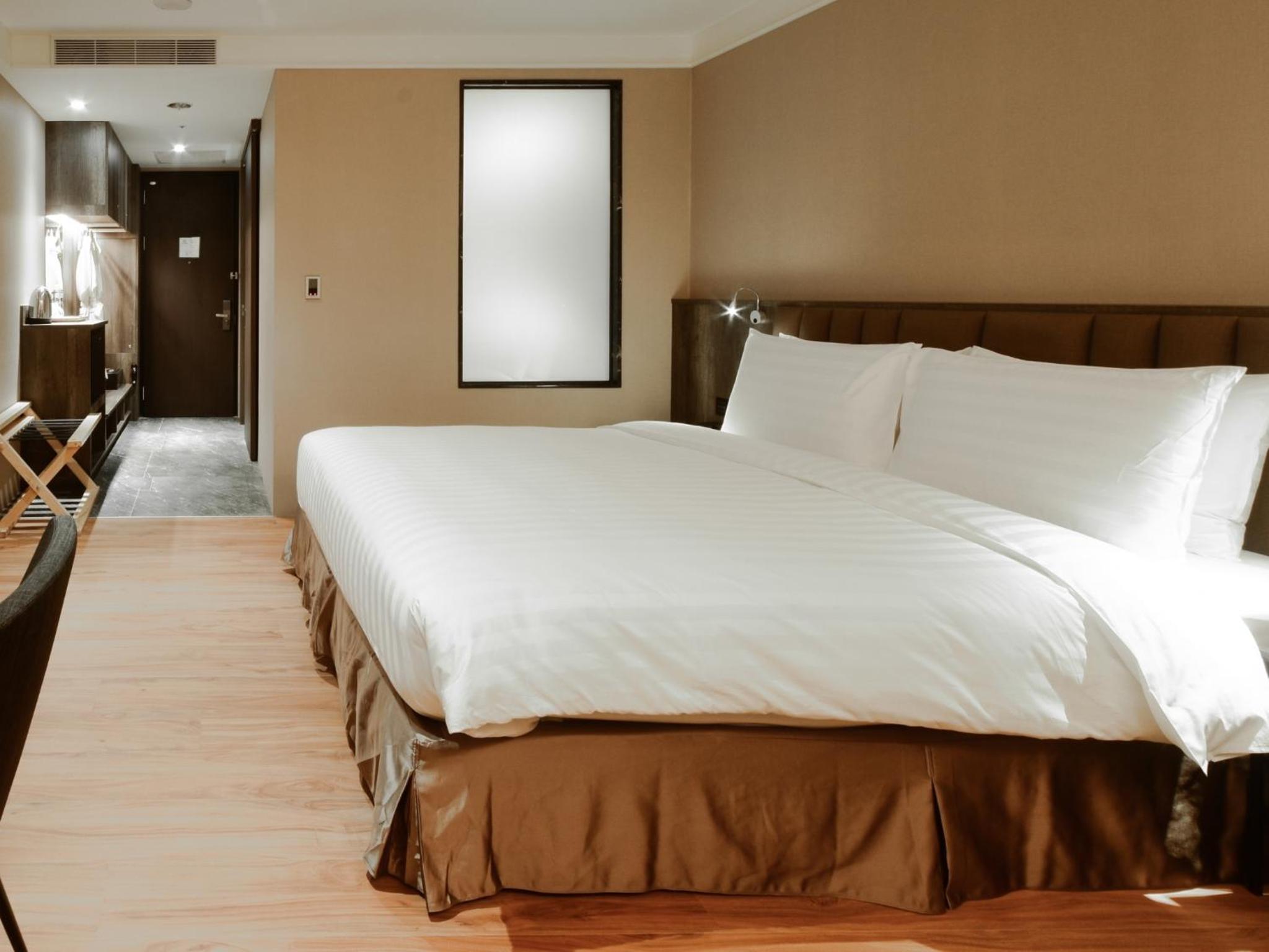 Deluxe Double Room with Bath - Photo 5