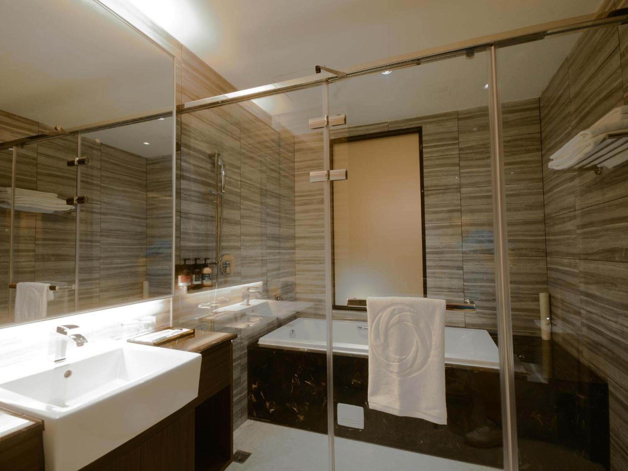 Deluxe Double Room with Bath - Photo 4