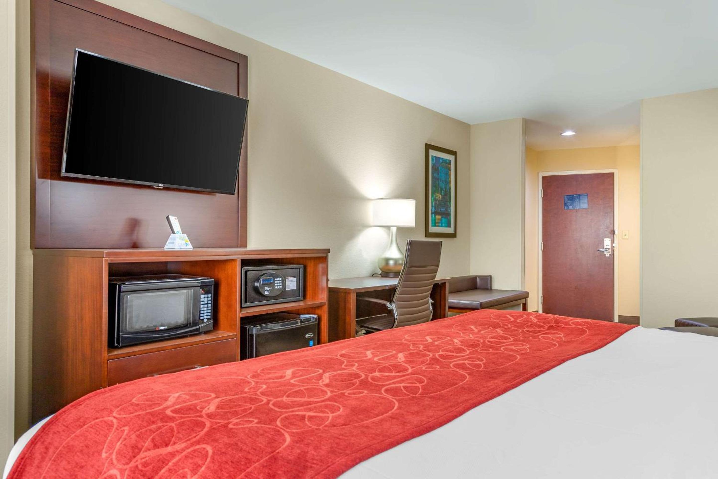 King Suite - Non-Smoking - Photo 3