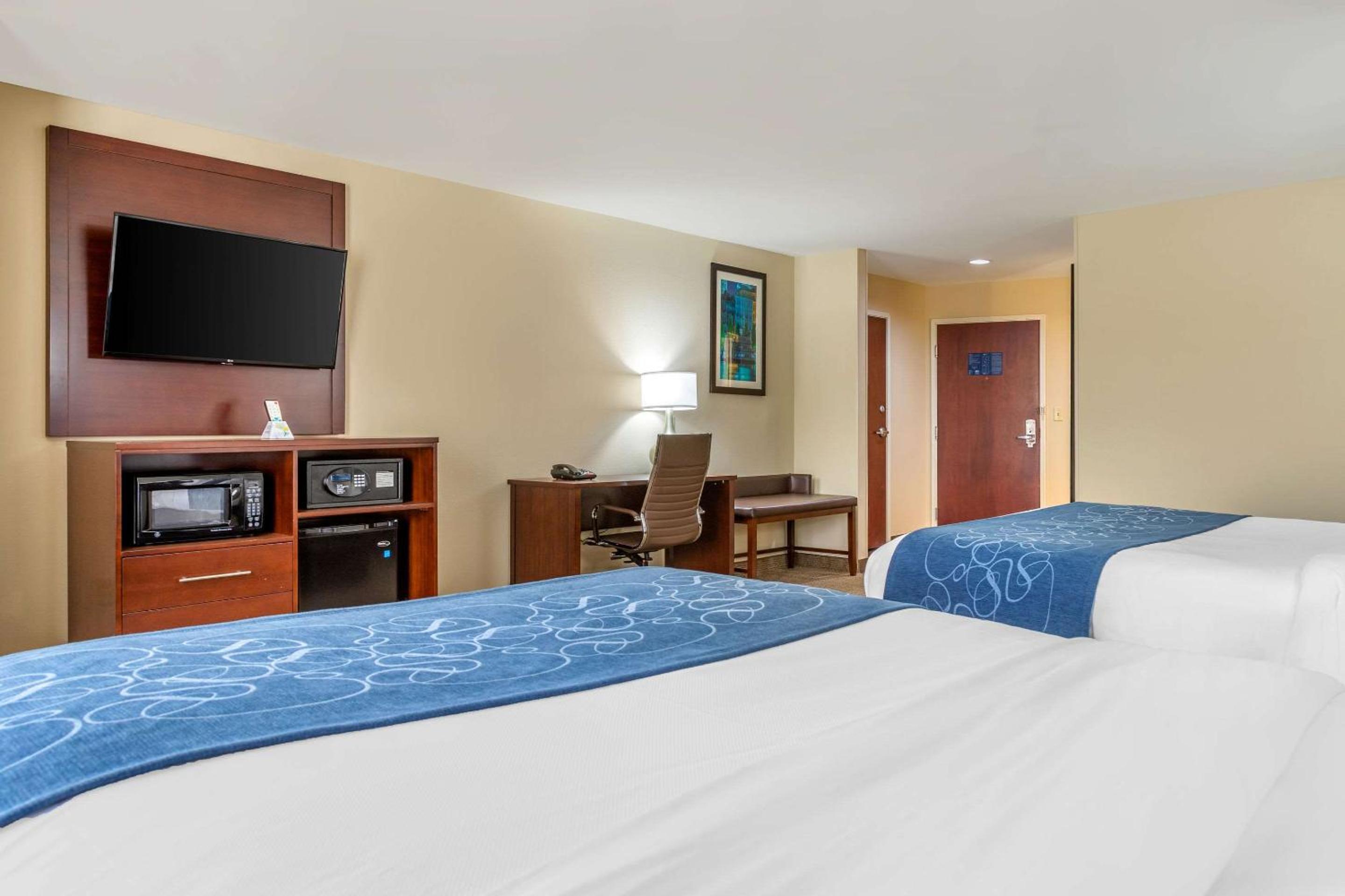 Queen Suite with Two Queen Beds - Non-Smoking - Photo 1