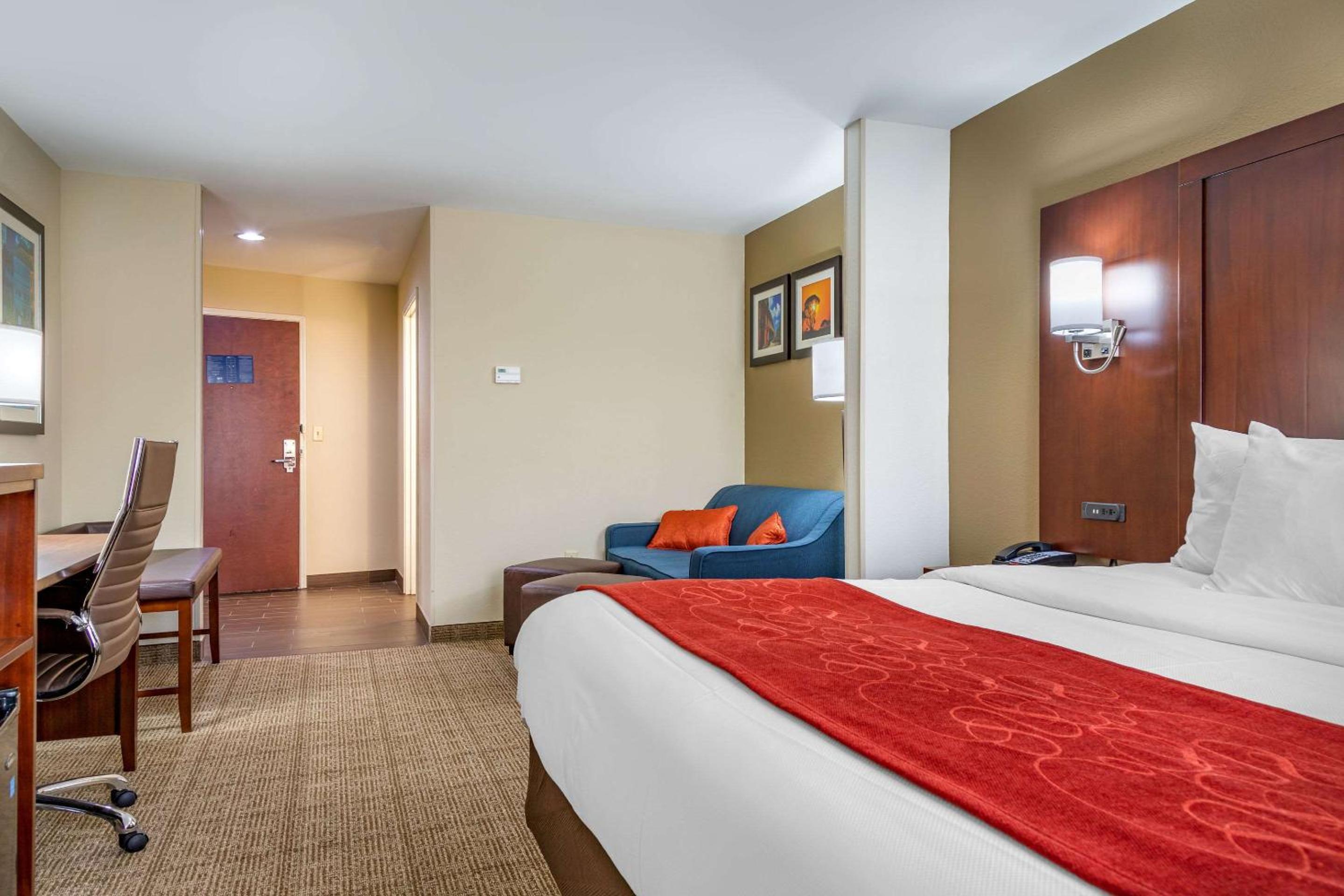 King Suite - Non-Smoking - Photo 4