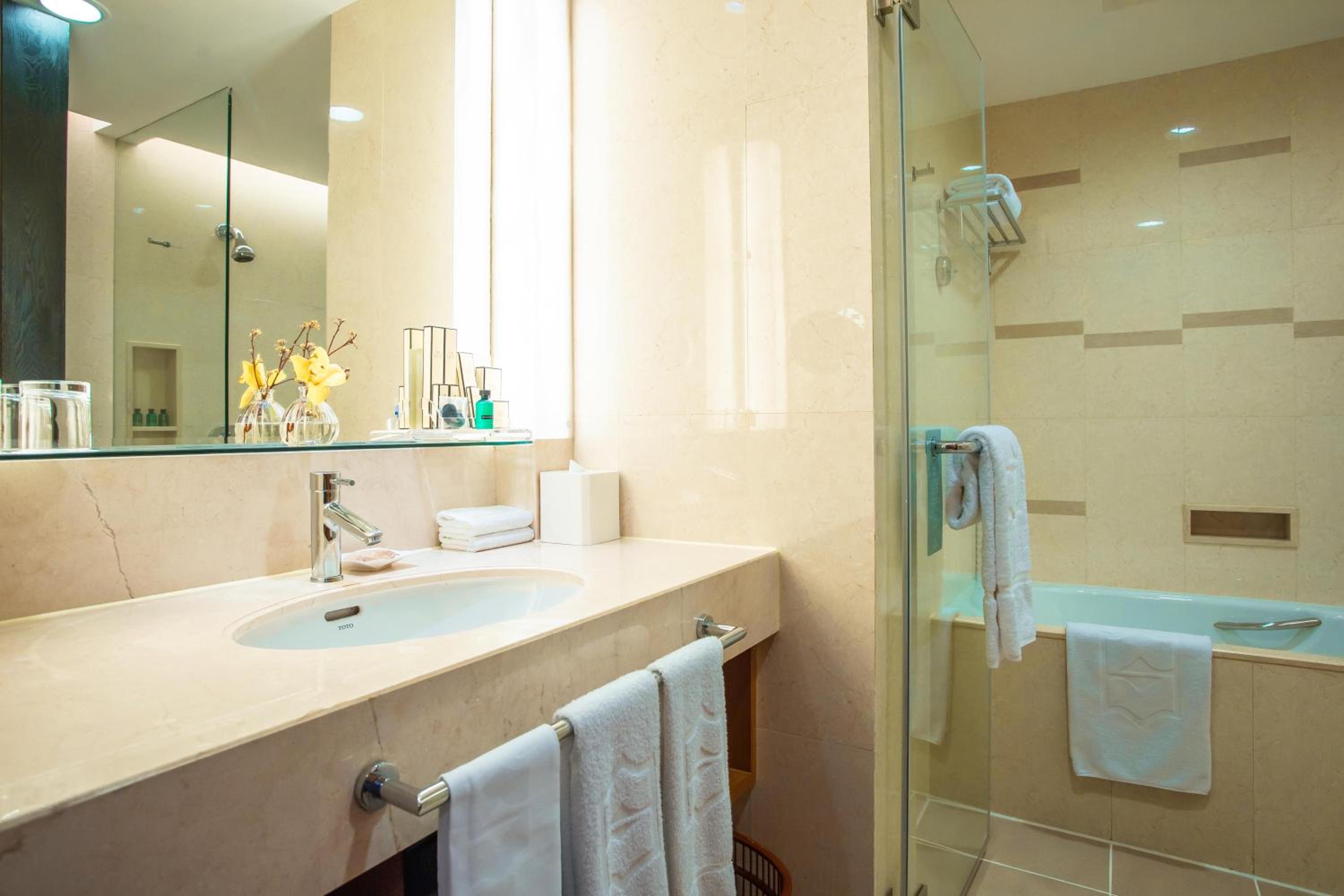 Deluxe King Room - Photo 7