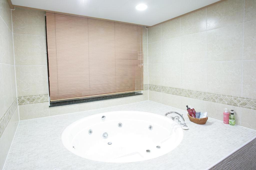 Superior King Suite photo 3
