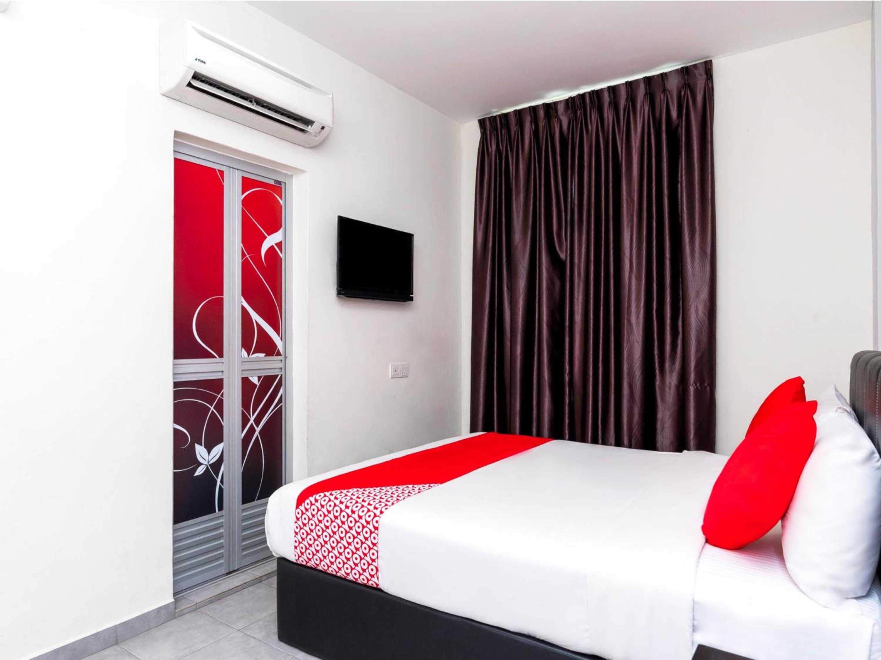 Deluxe Queen Room - Photo 6