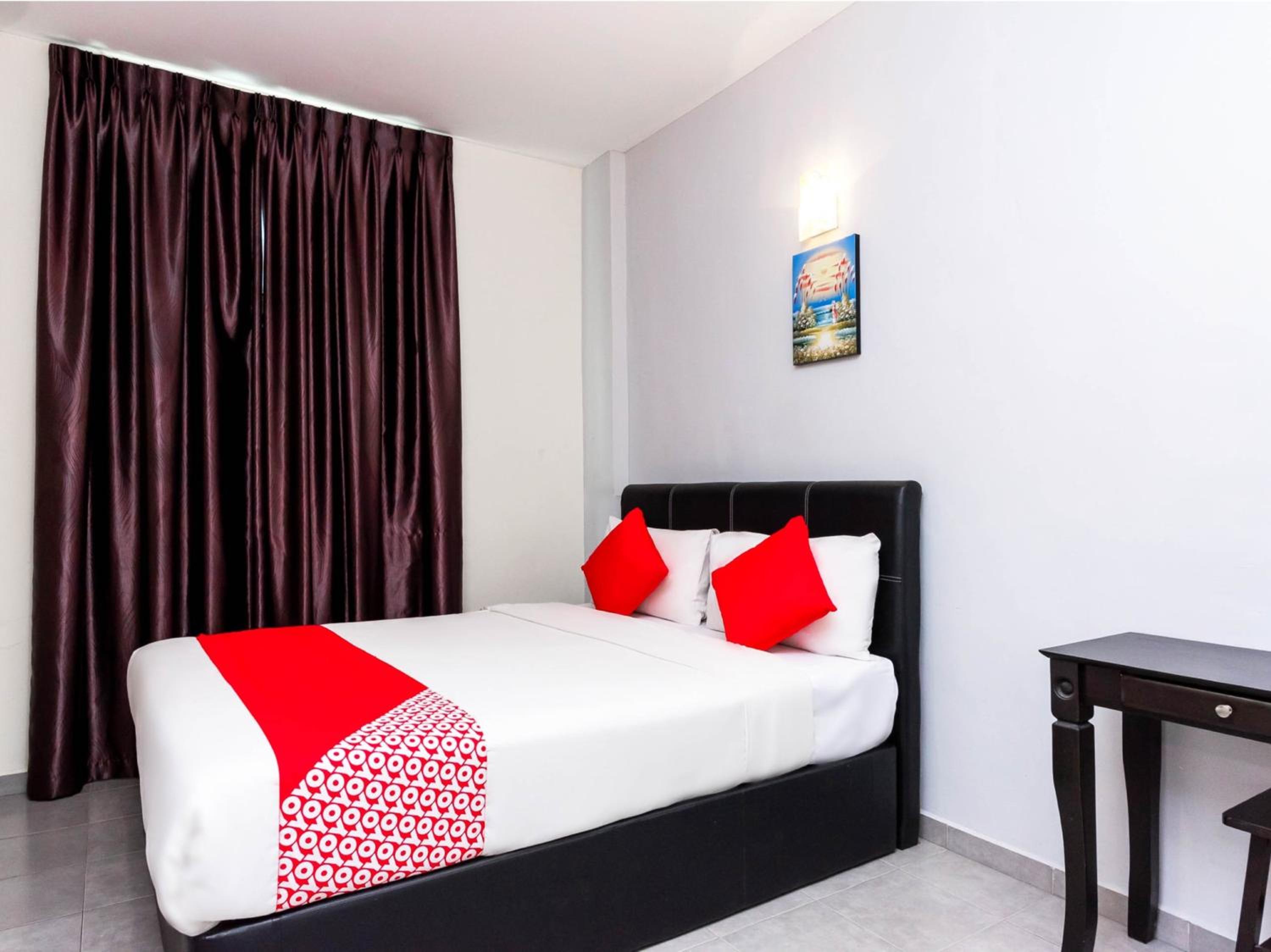 Deluxe Queen Room - Photo 7