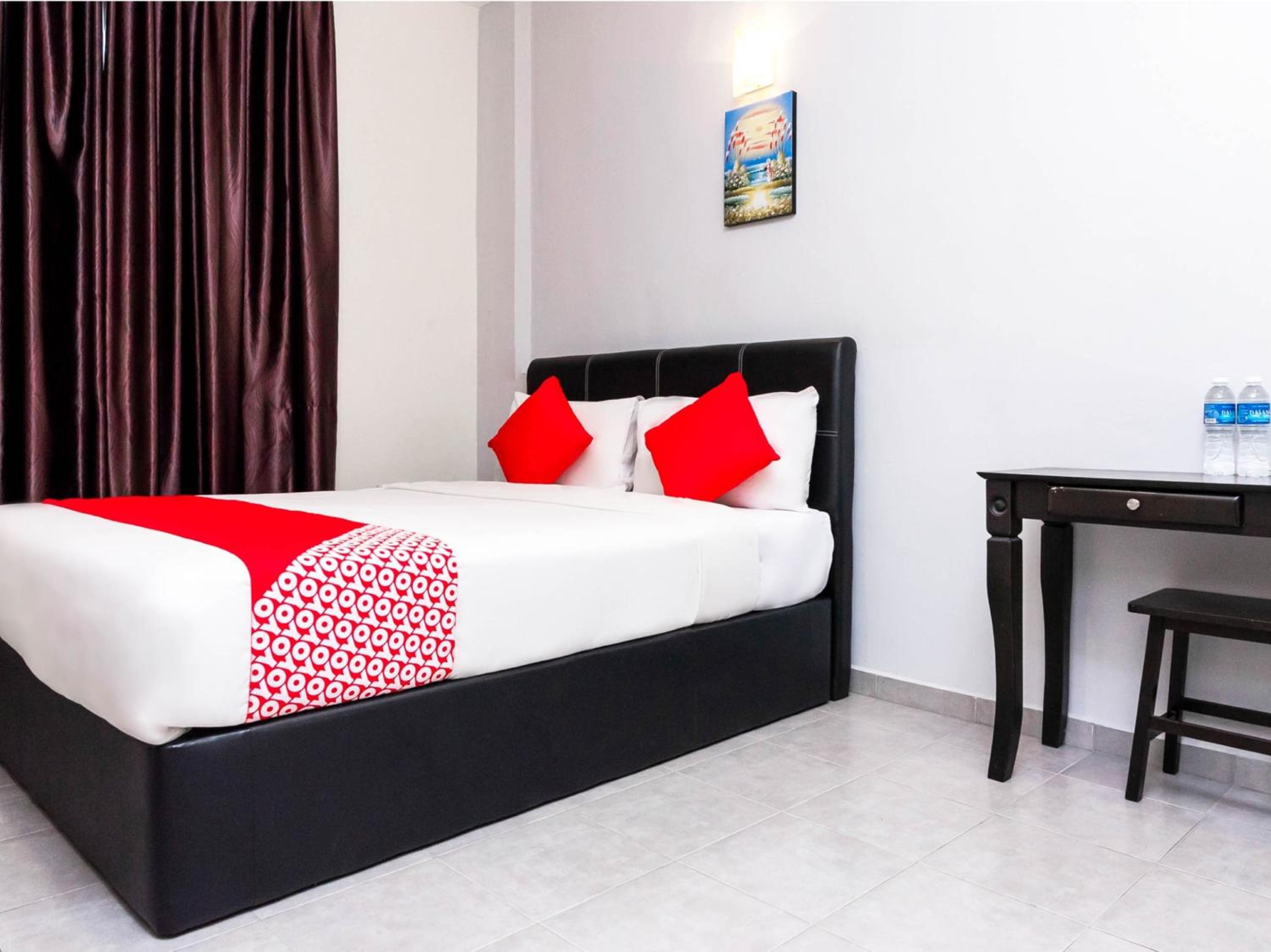 Deluxe Queen Room - Photo 8