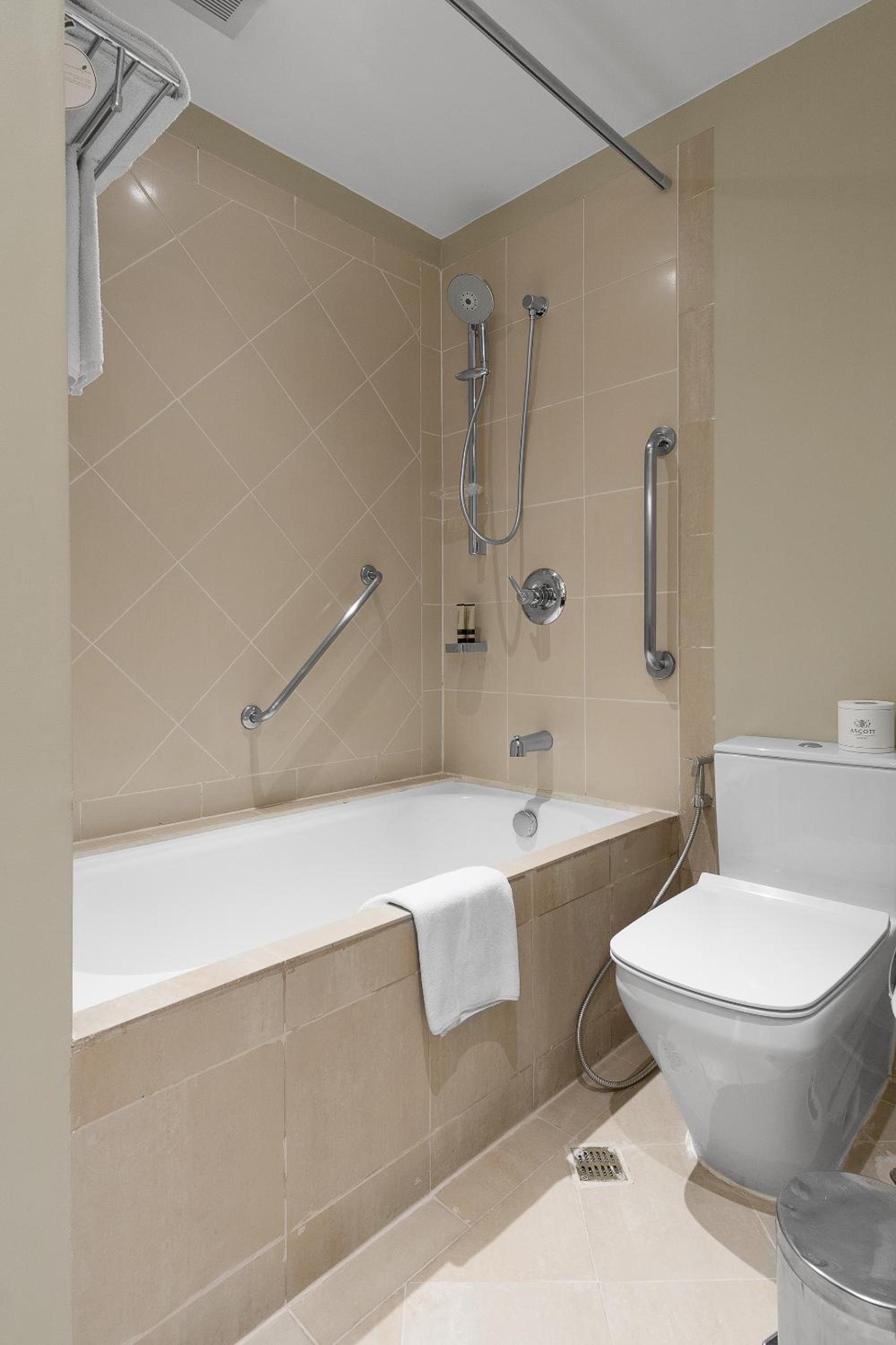Executive One-Bedroom Apartment - Photo 2