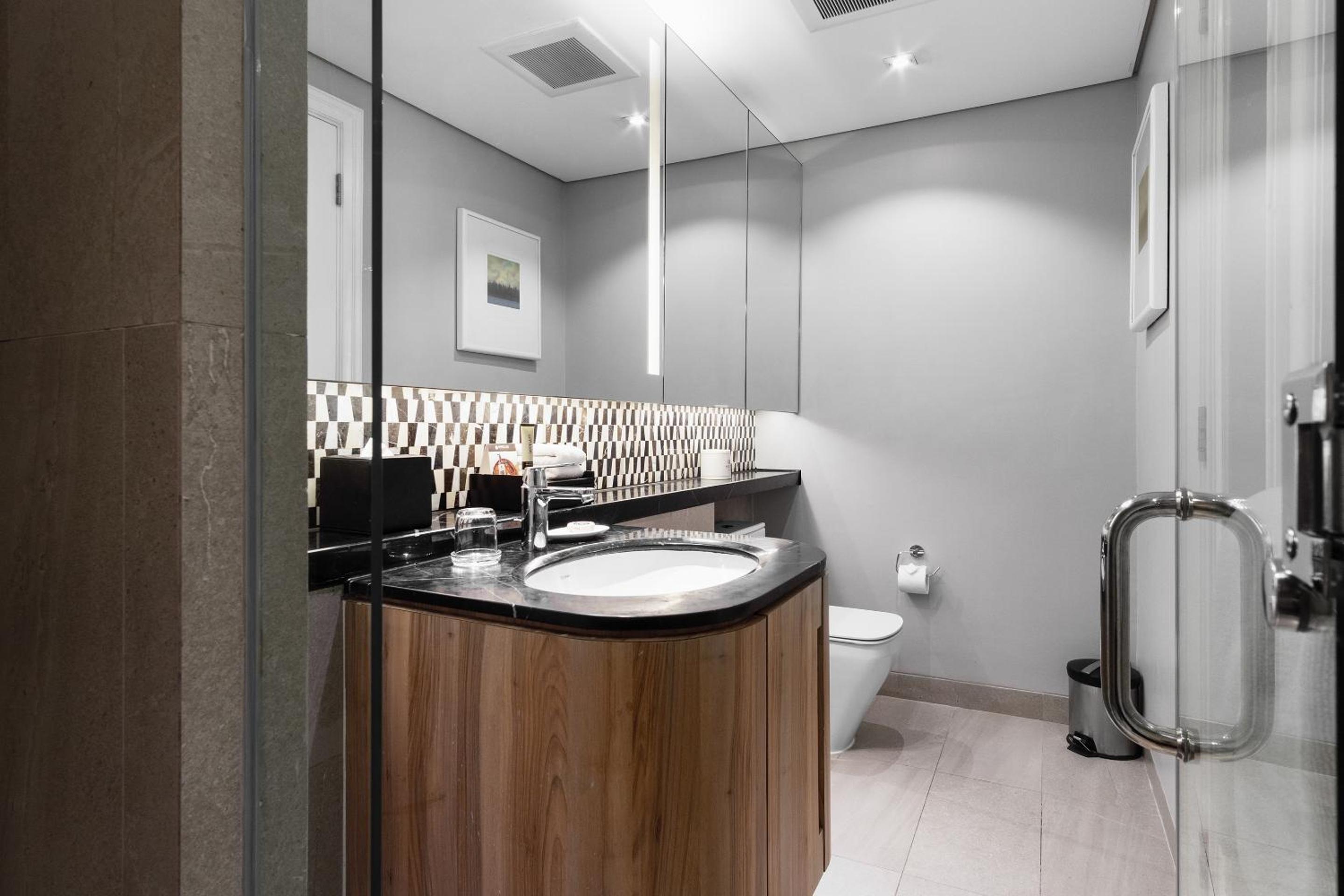 Three-Bedroom Deluxe - Photo 2