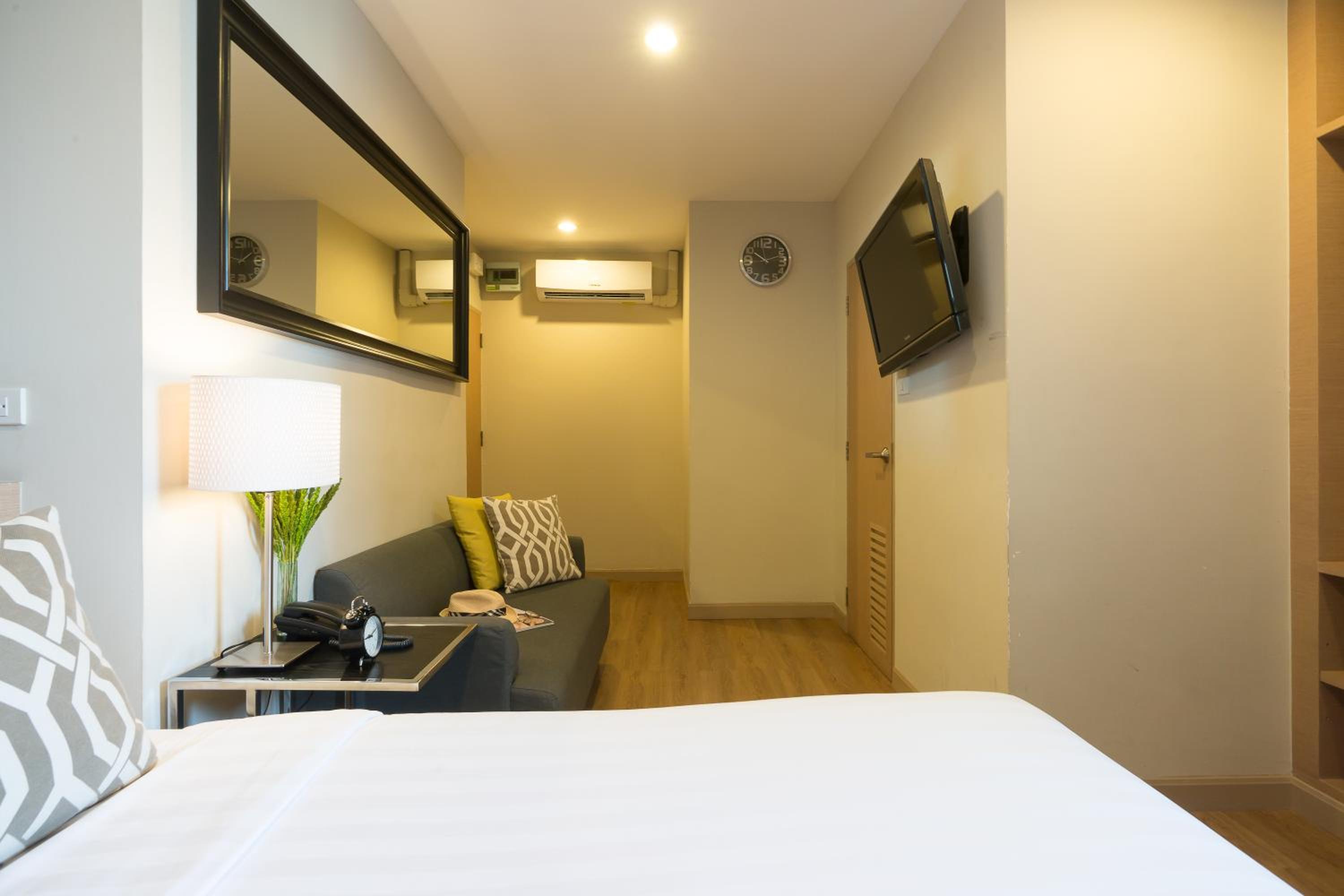 Economy Room with One Queen Bed - Non-Smoking photo 2