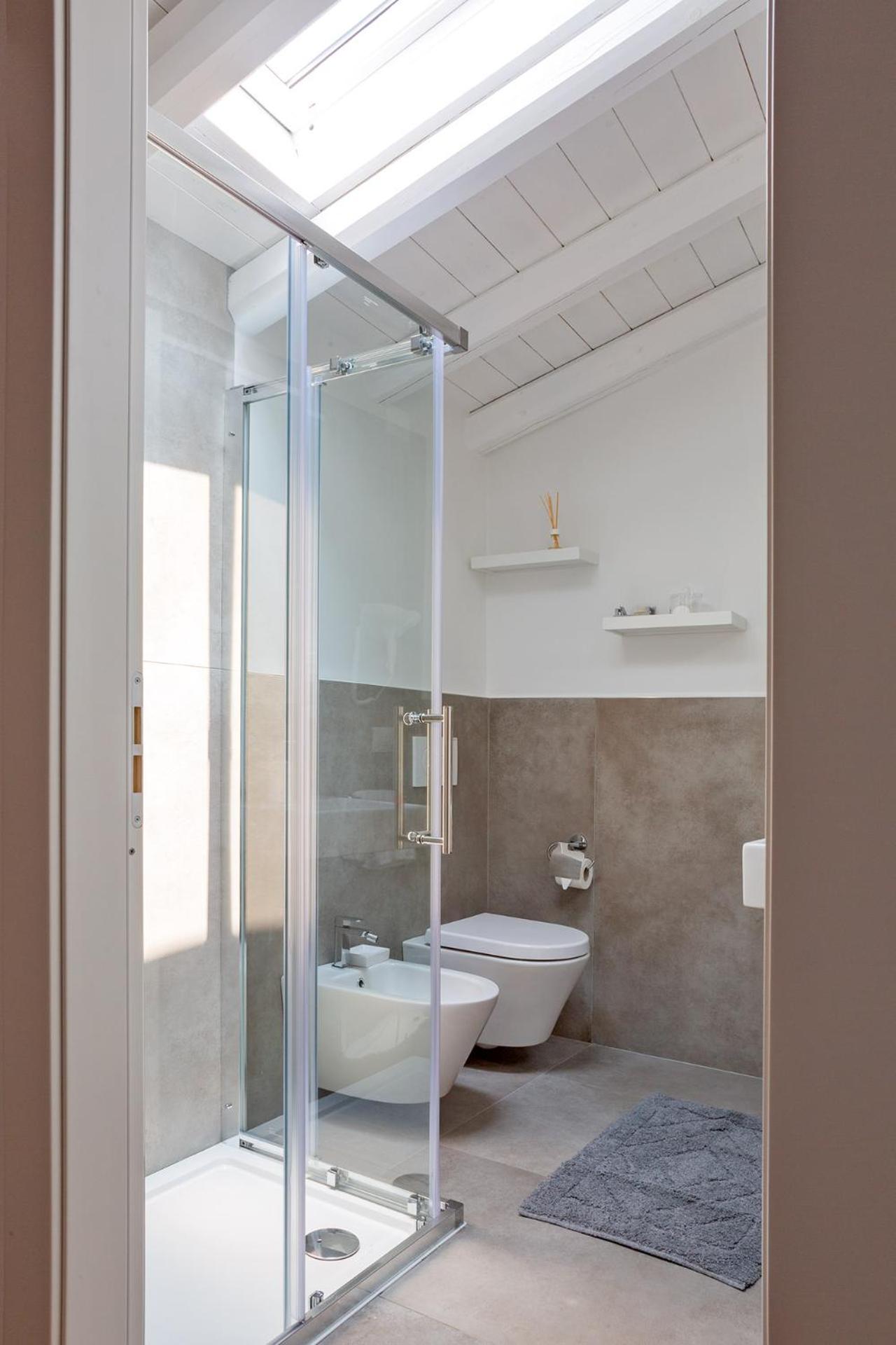 Double or Twin Room with Private Bathroom - Photo 4