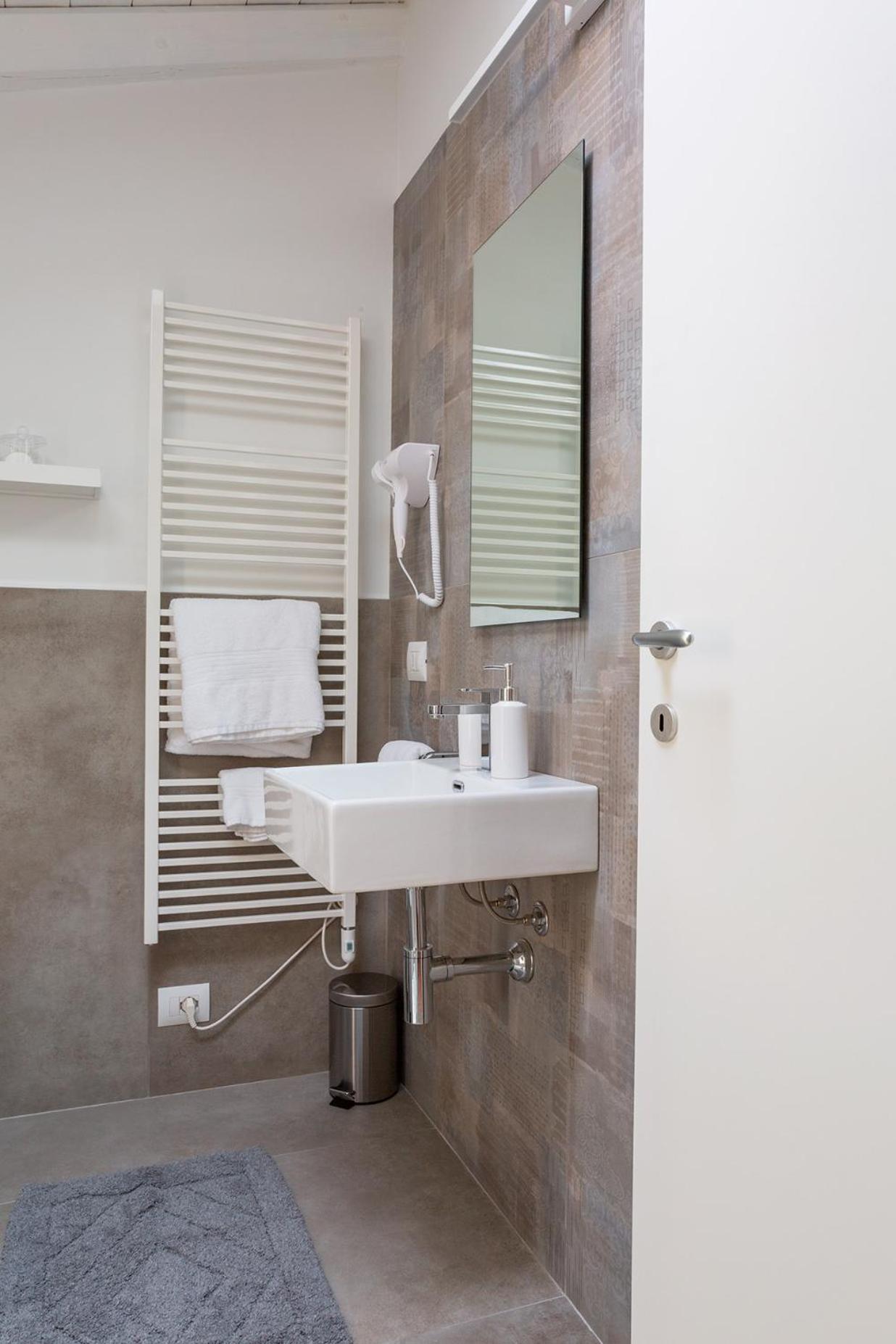 Double or Twin Room with Private Bathroom - Photo 2