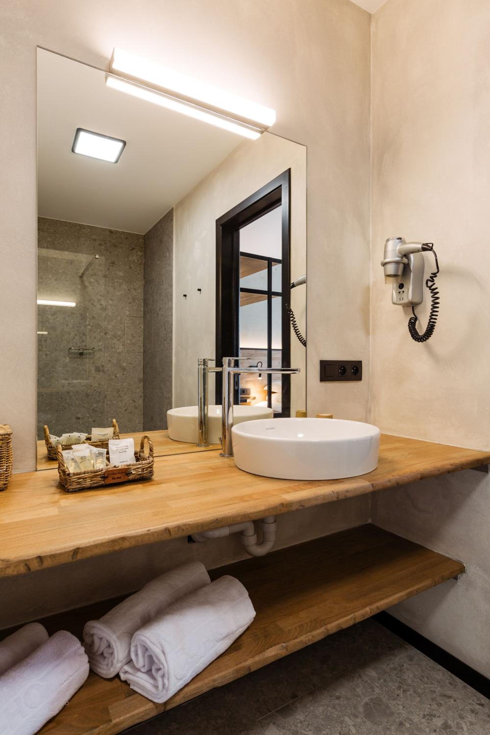 Twin Room with Balcony - Photo 4