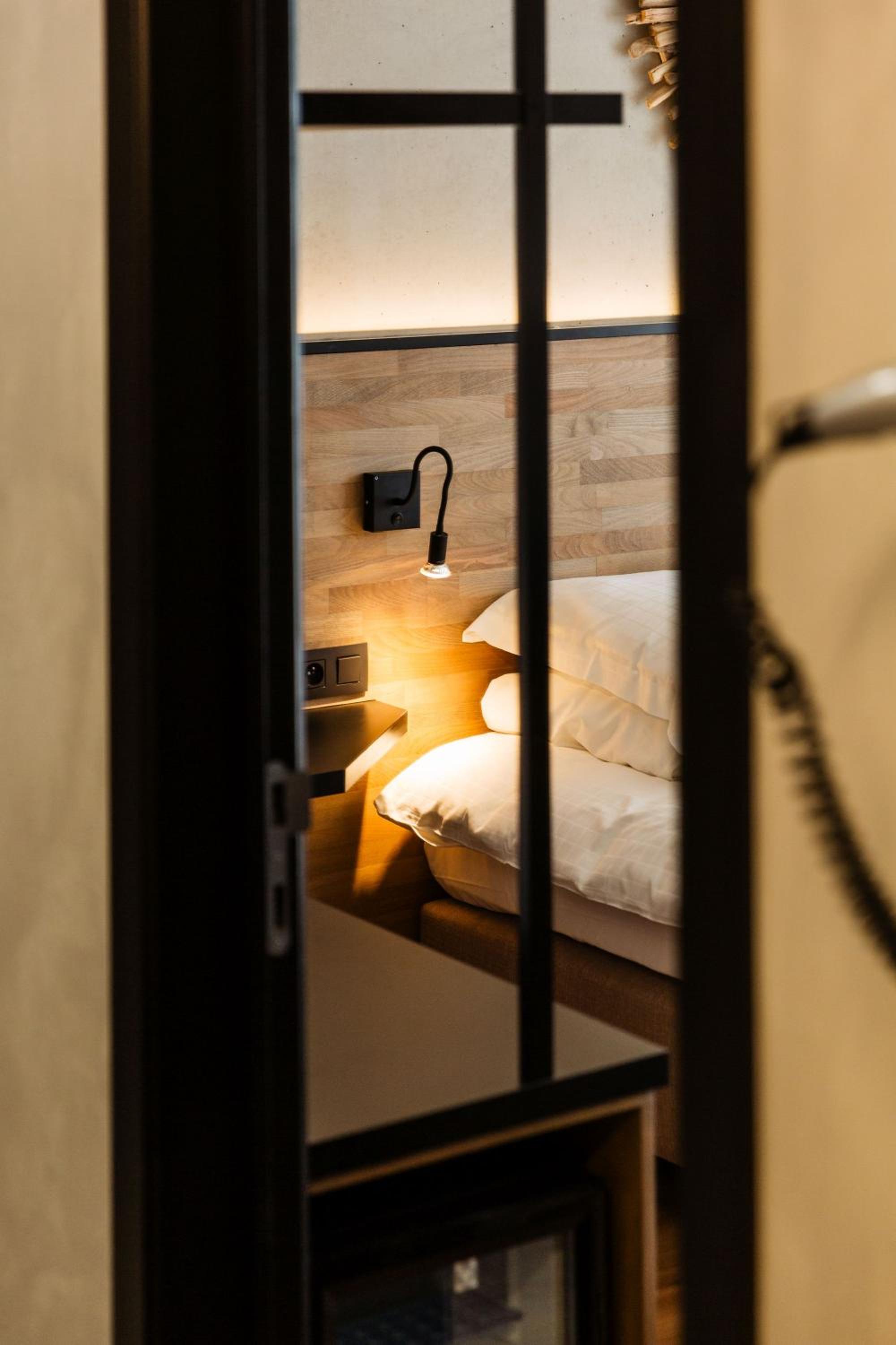 Twin Room with Balcony - Photo 3