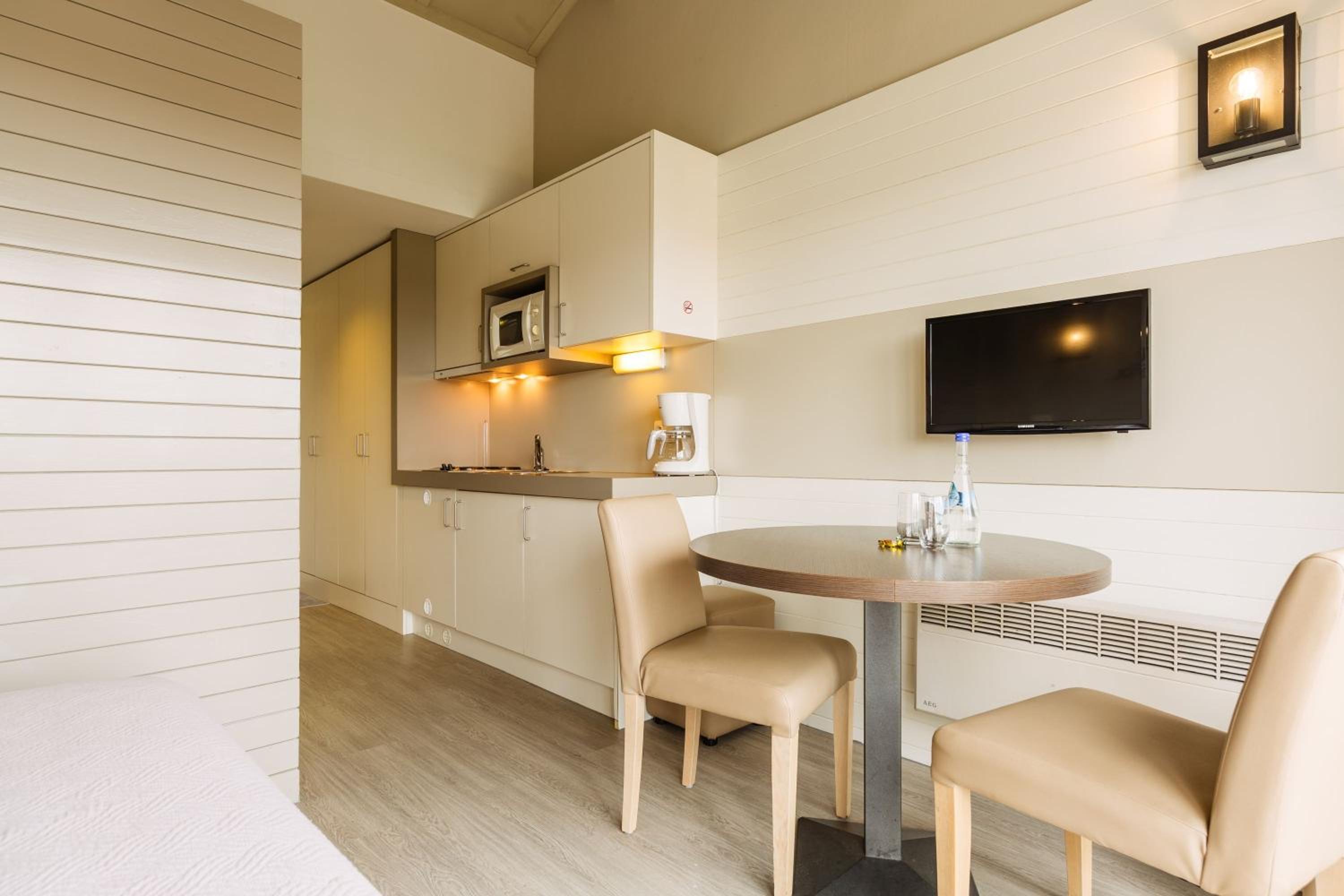 Studio with Kitchenette - Photo 14