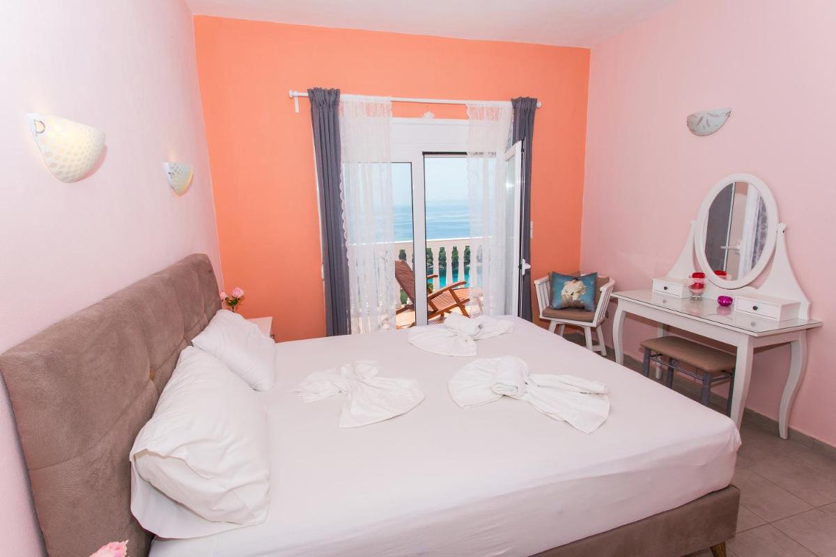 Apartment with Balcony photo 2