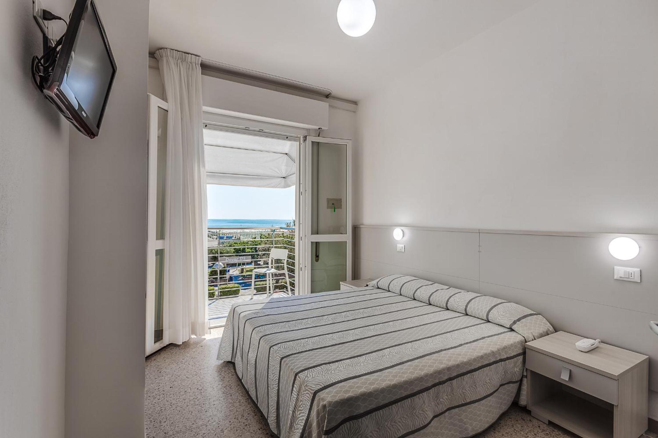 Double or Twin Room with Sea View - Photo 1