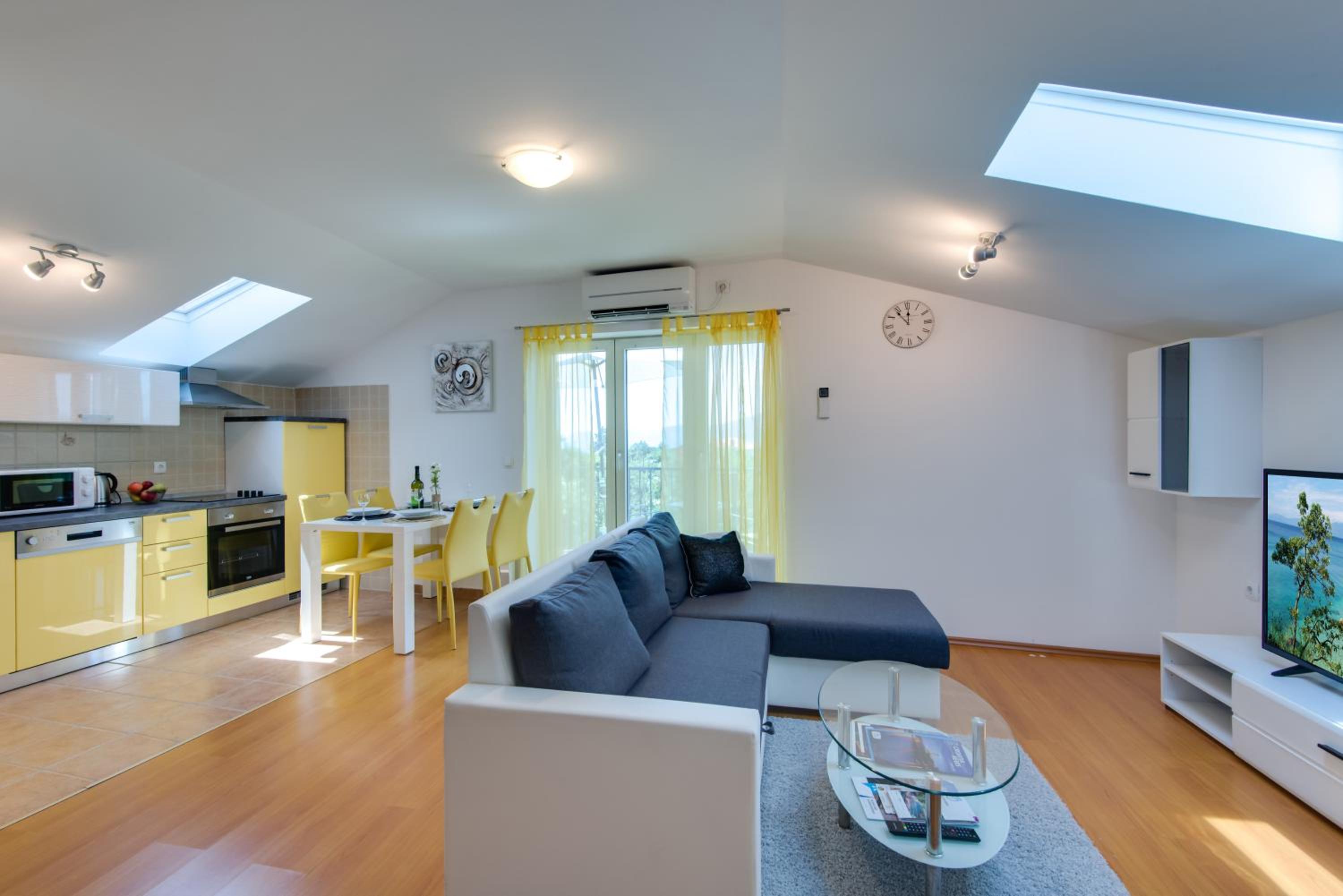 Apartment with Balcony photo 1