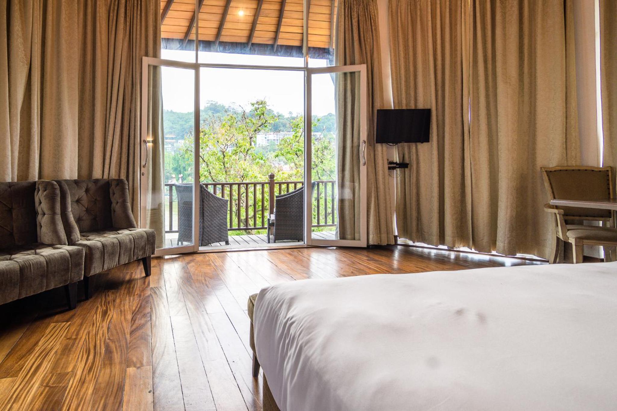 King Suite with Balcony & Lake View photo 1