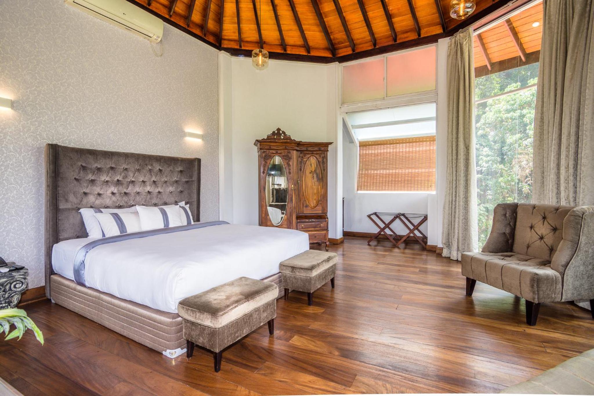 King Suite with Balcony & Lake View photo 3