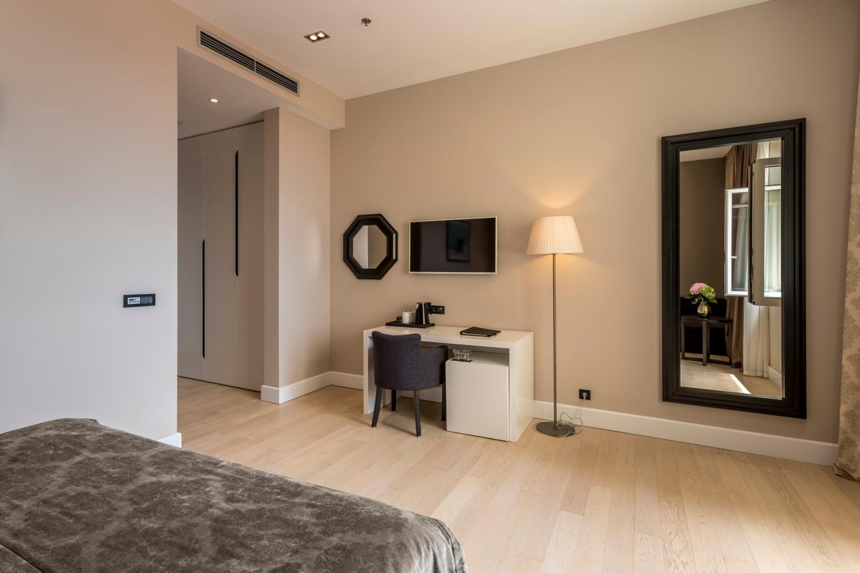 Deluxe King Room with City View and with Free Spa Access photo 3