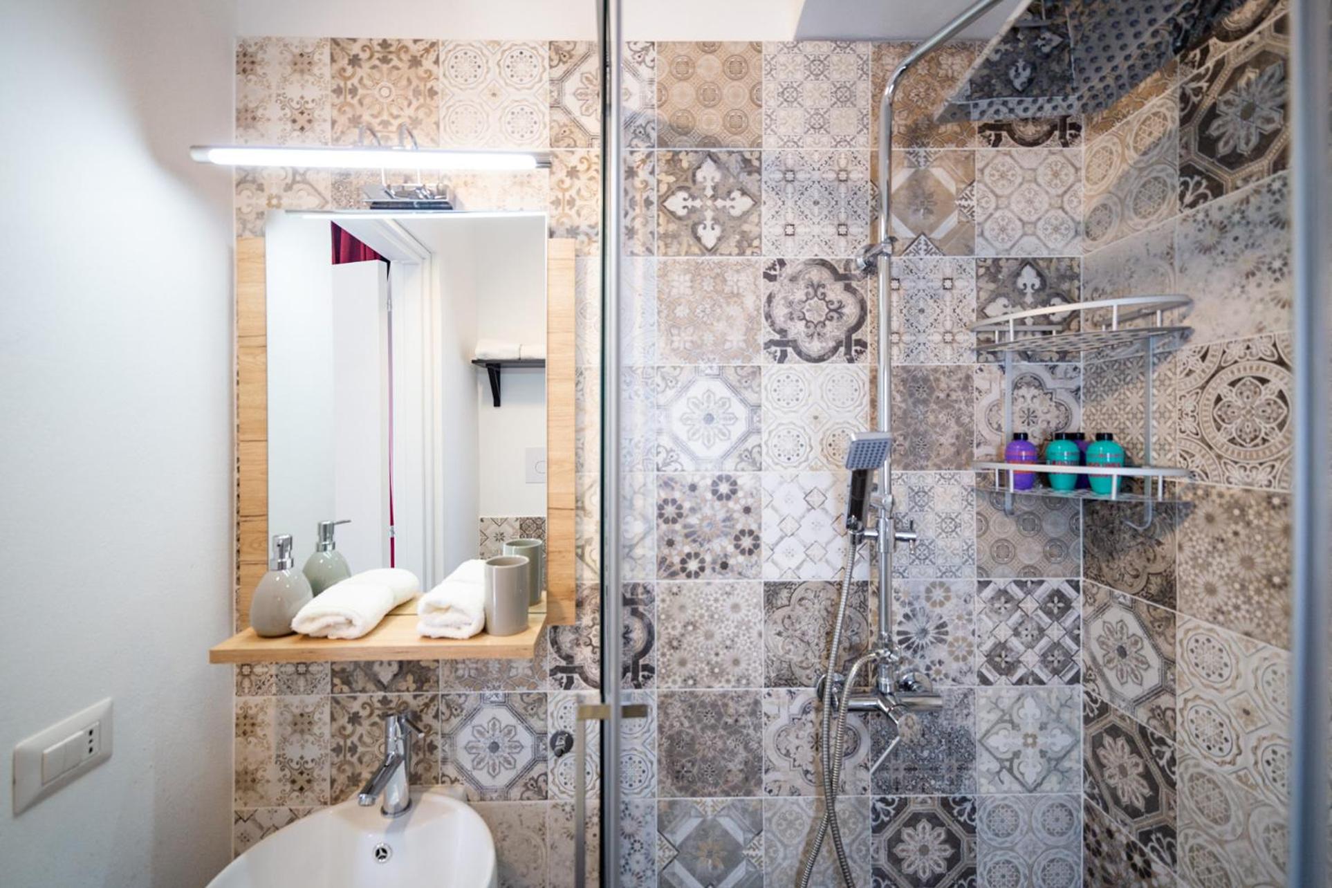 Double Room with Private Bathroom - Photo 9