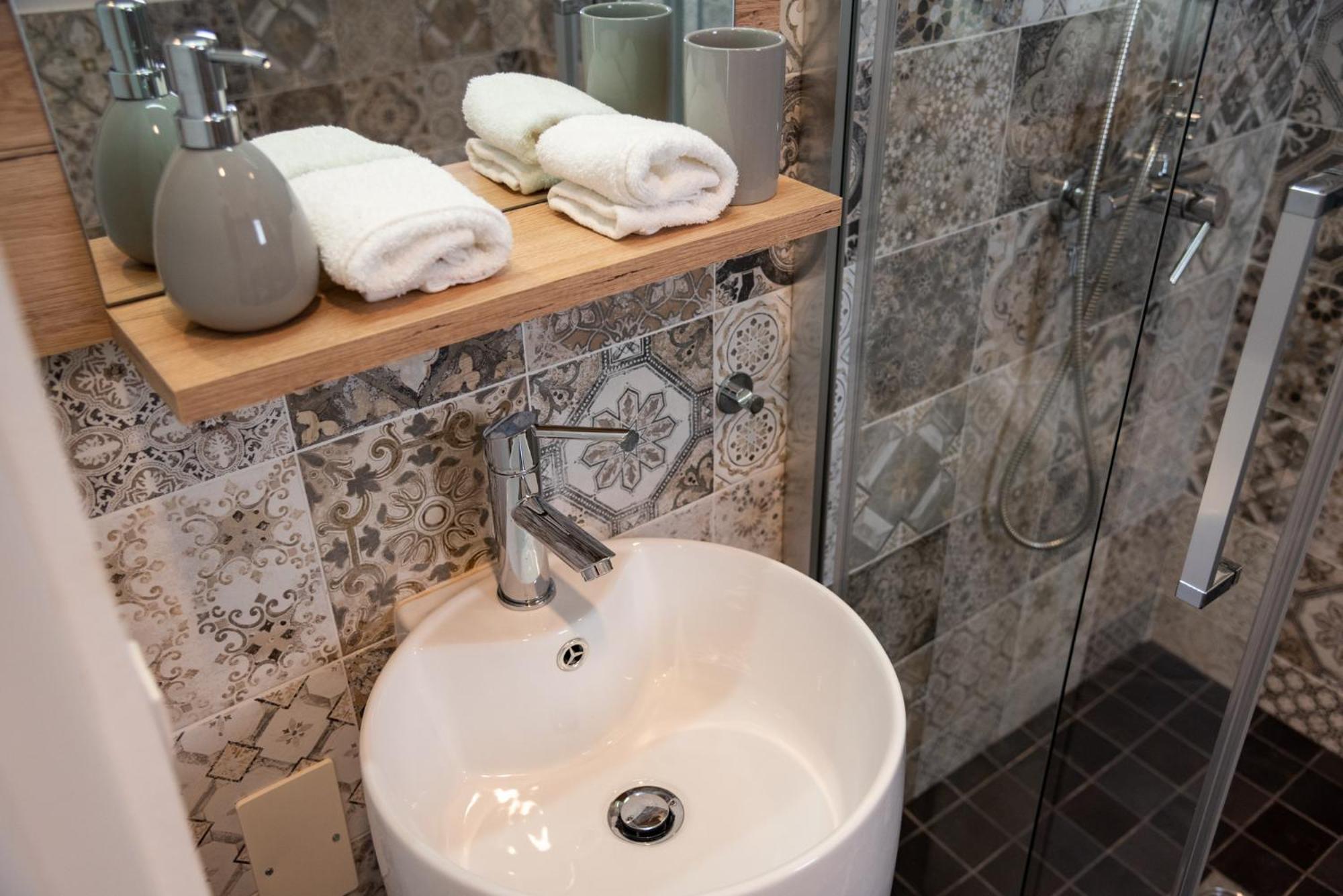 Double Room with Private Bathroom - Photo 11
