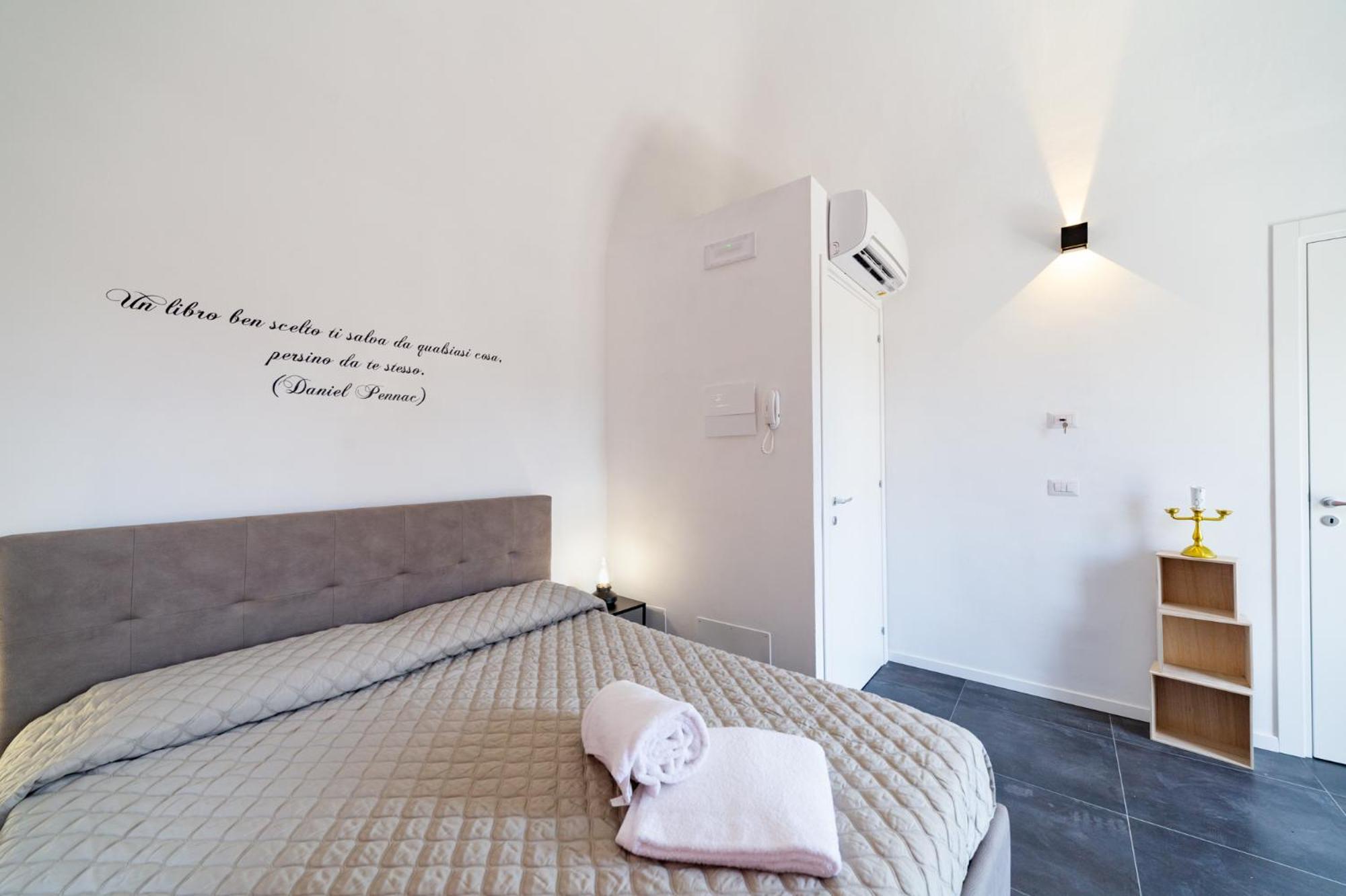 Double Room with Private Bathroom - Photo 2