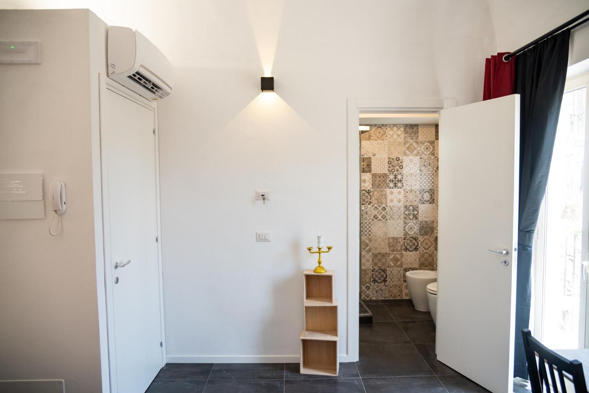 Double Room with Private Bathroom - Photo 8