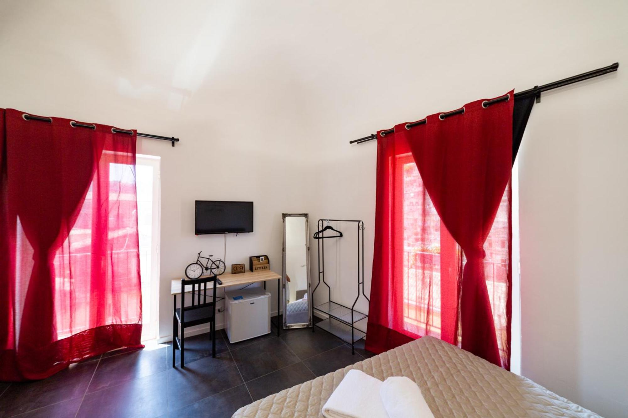 Double Room with Private Bathroom - Photo 18