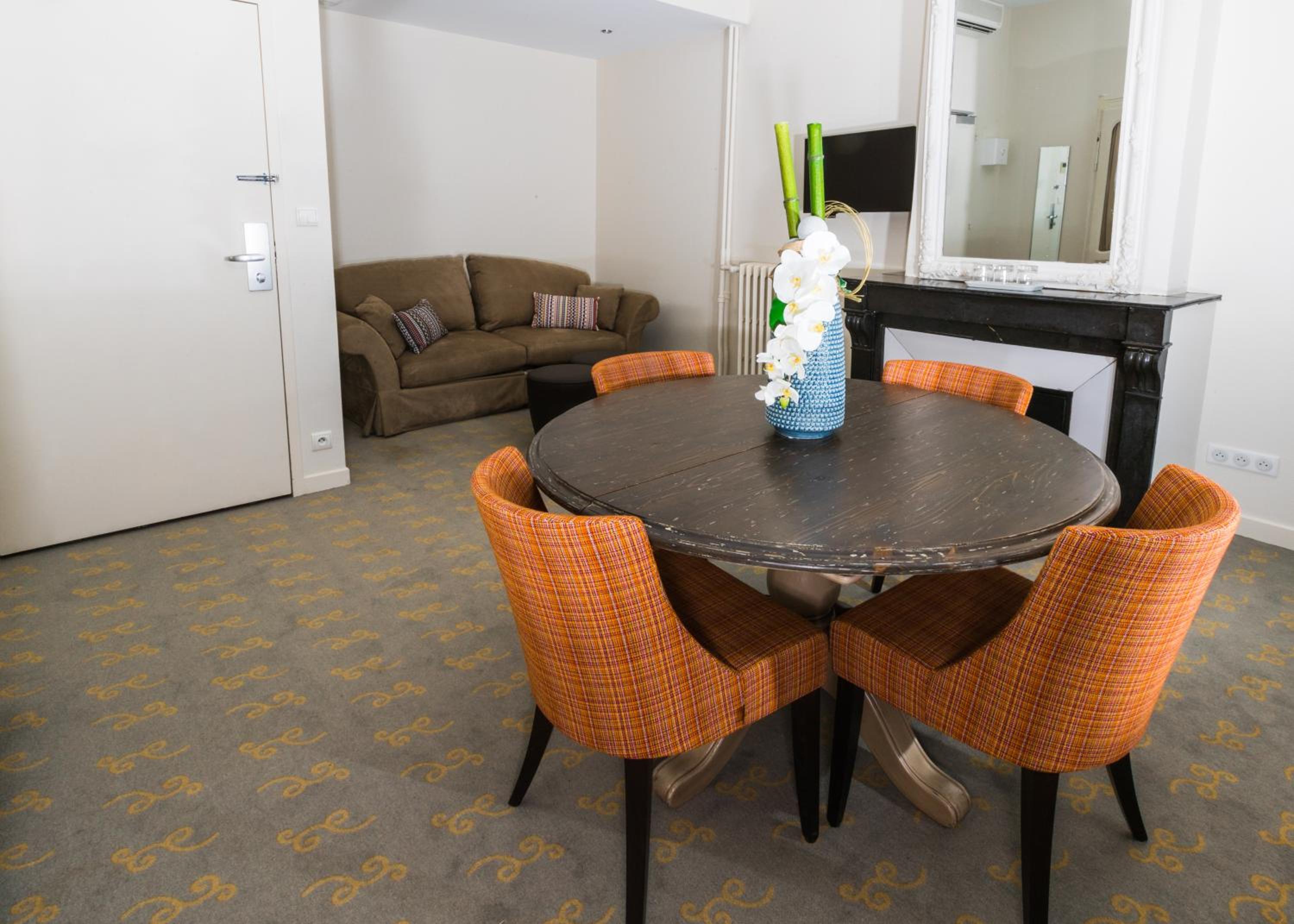 Queen Suite - Photo 6
