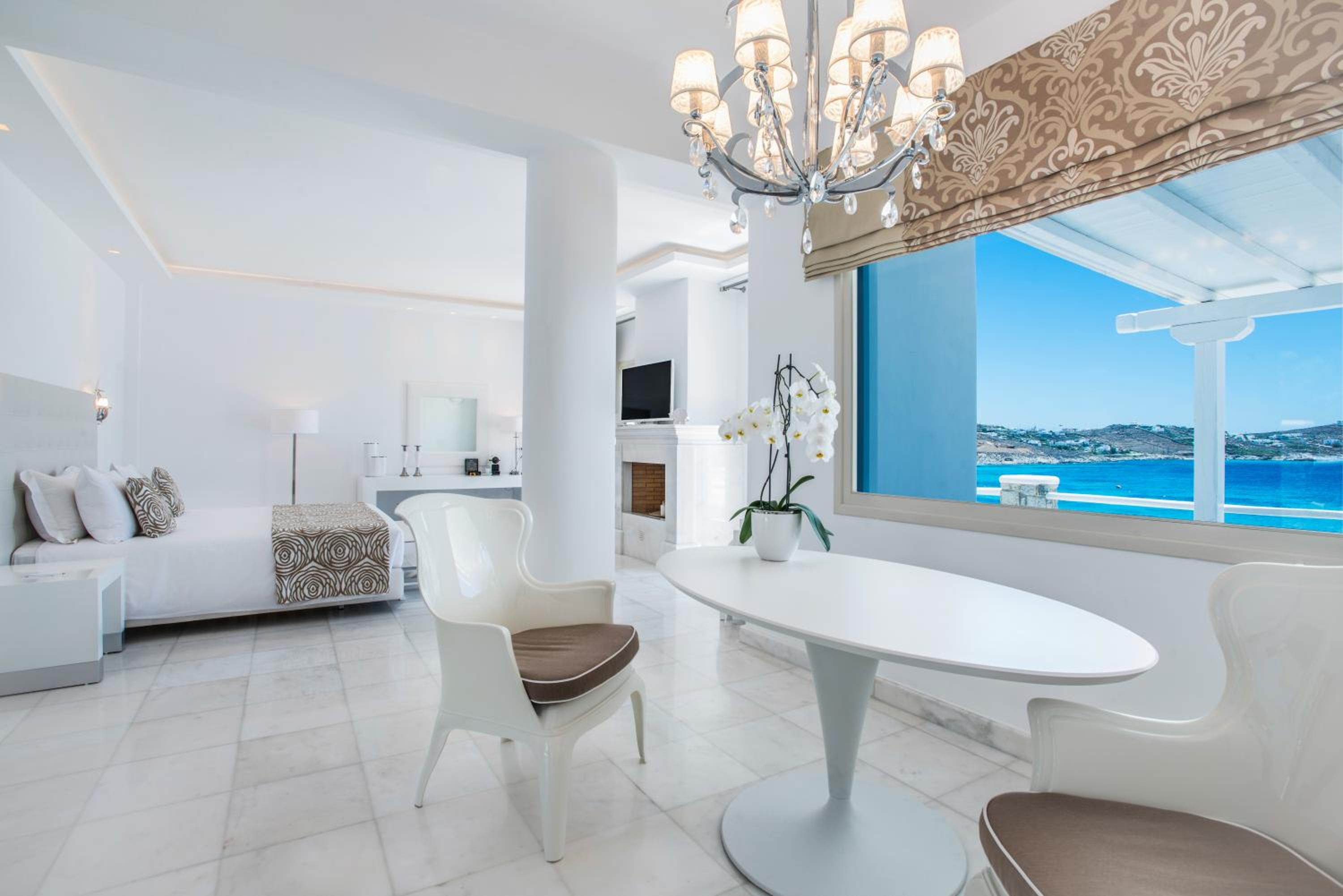 Grand Suite with Sea View and Outdoor Hot Tub - Photo 17