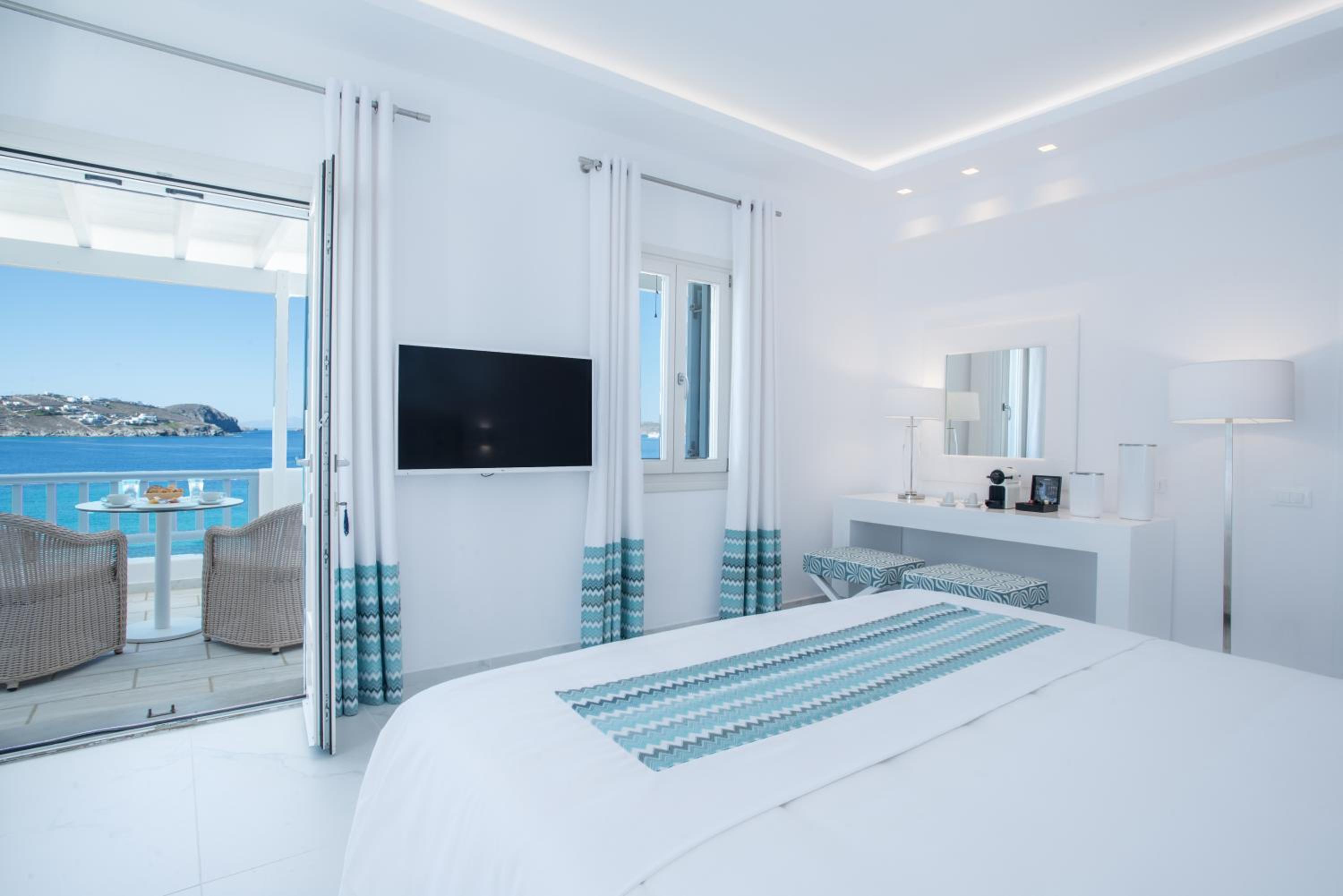 Grand Suite with Sea View and Outdoor Hot Tub - Photo 16