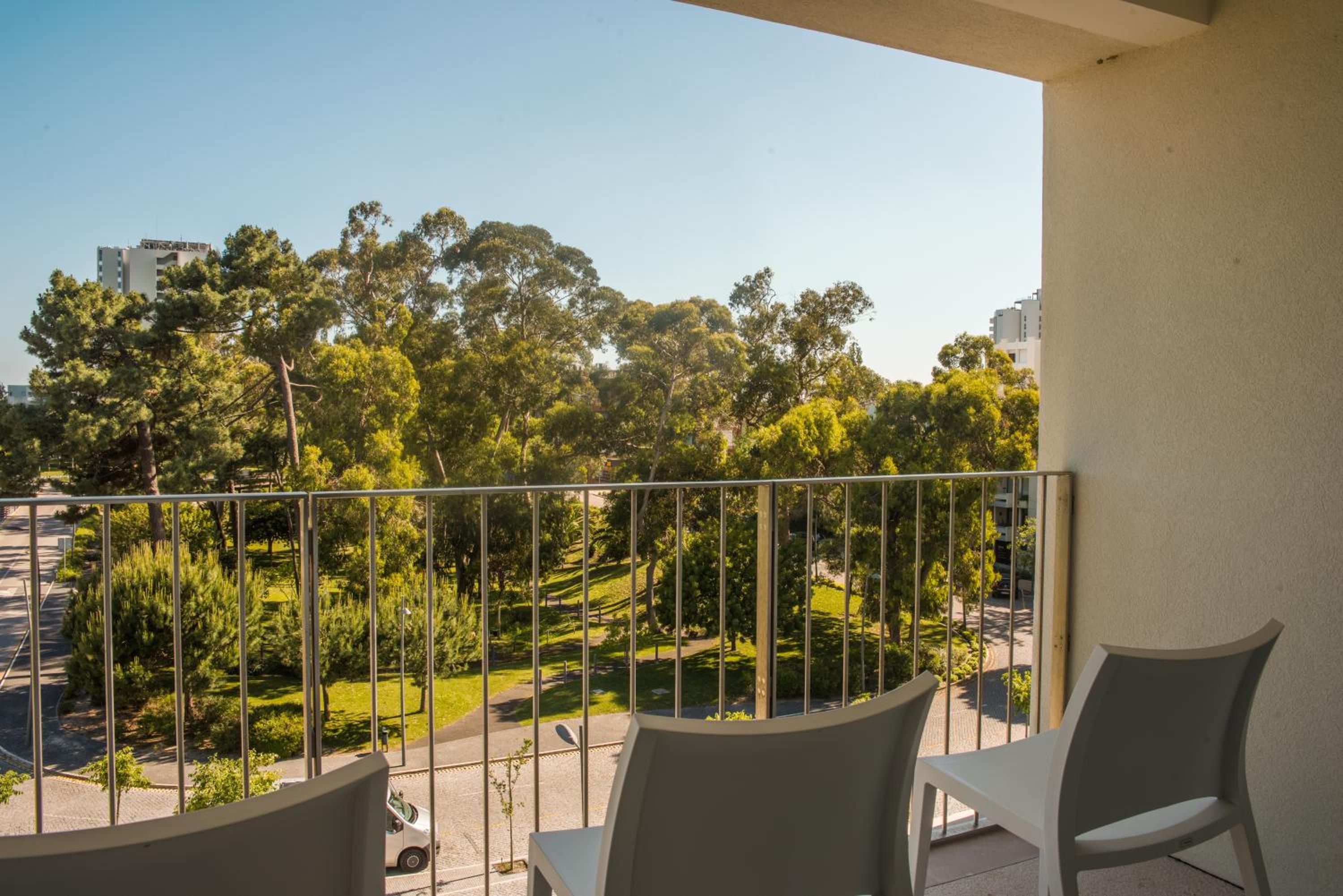 One-Bedroom Apartment with Marina View photo 2