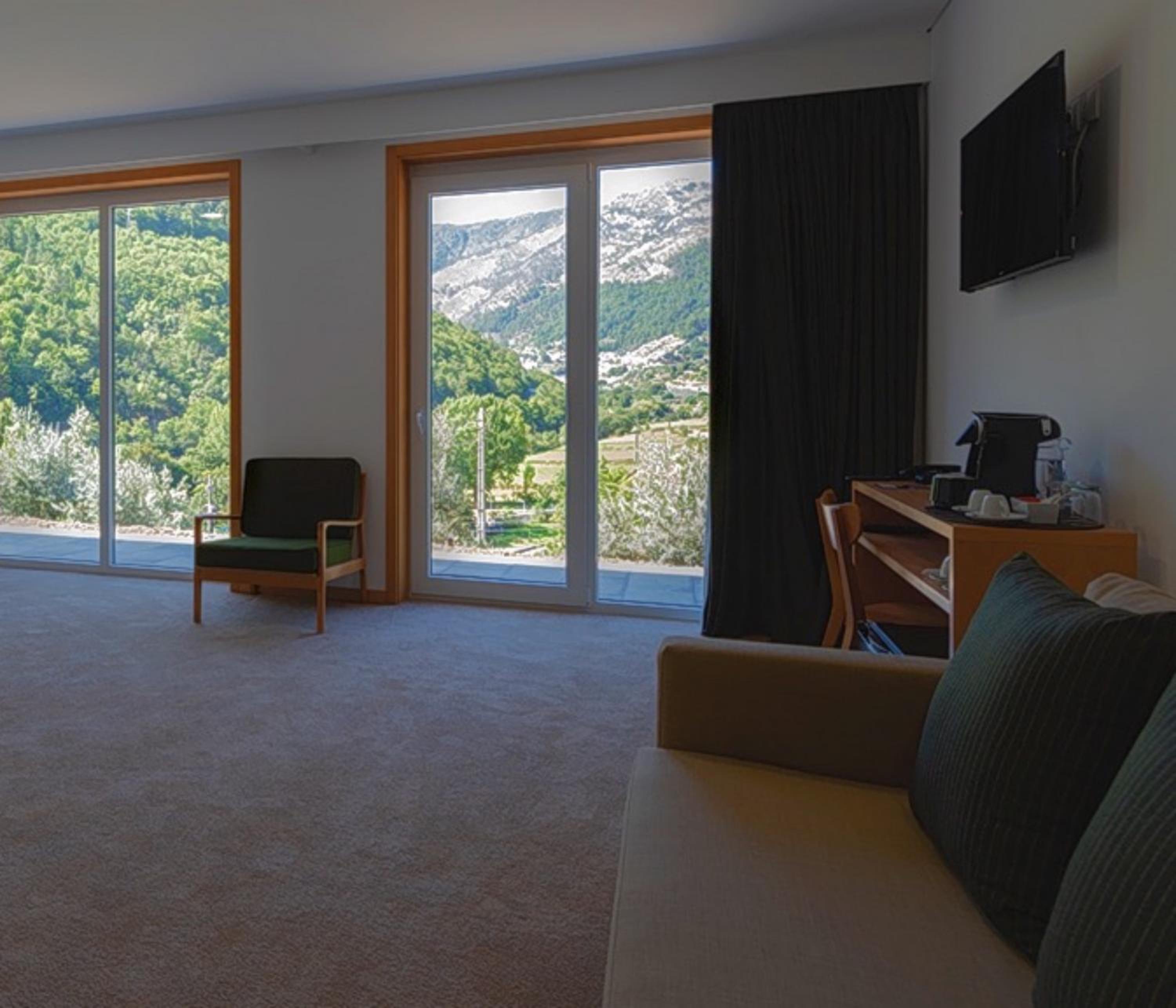 Junior Suite with Mountain View - Photo 3