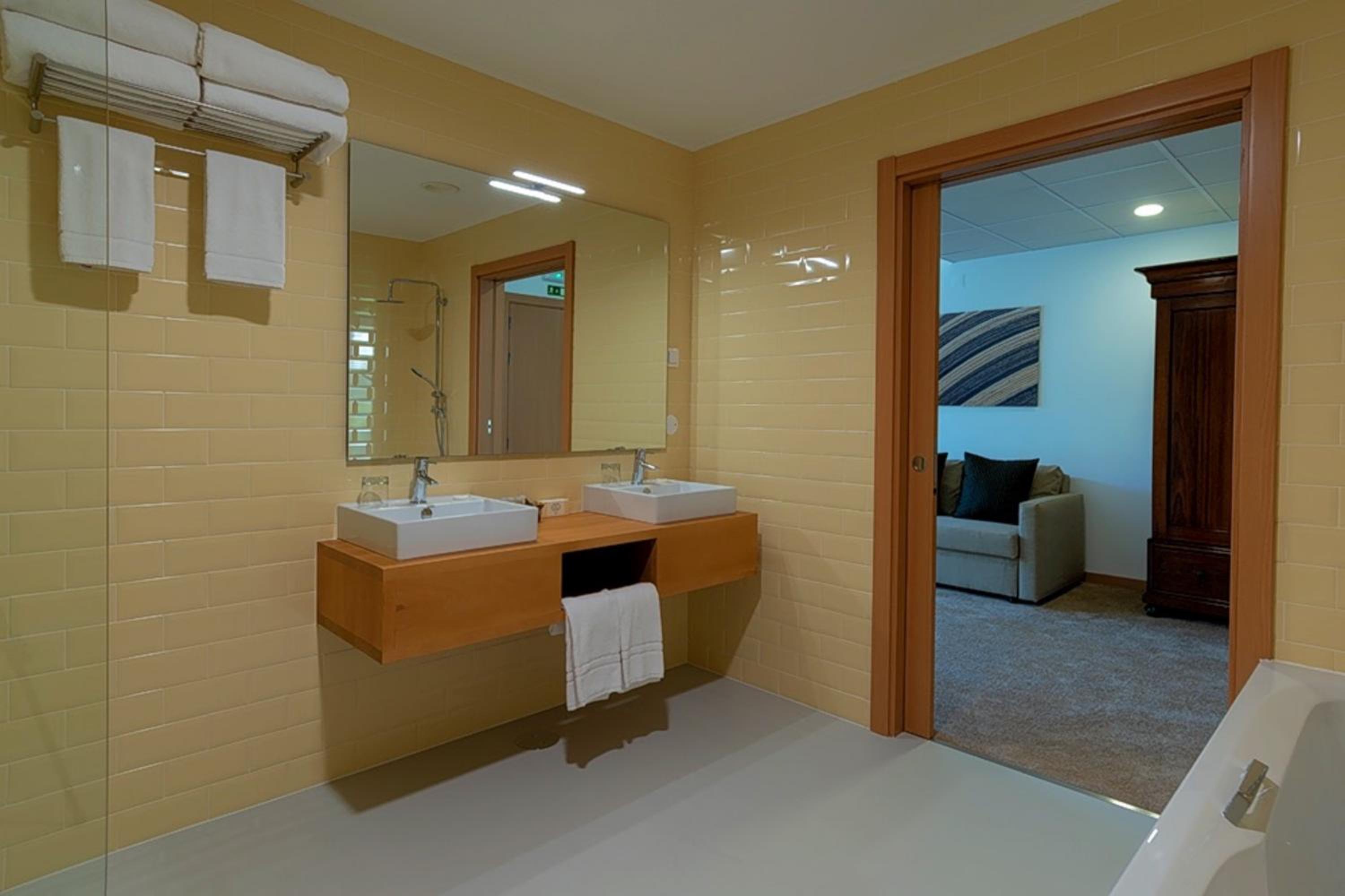 Junior Suite with Mountain View - Photo 4