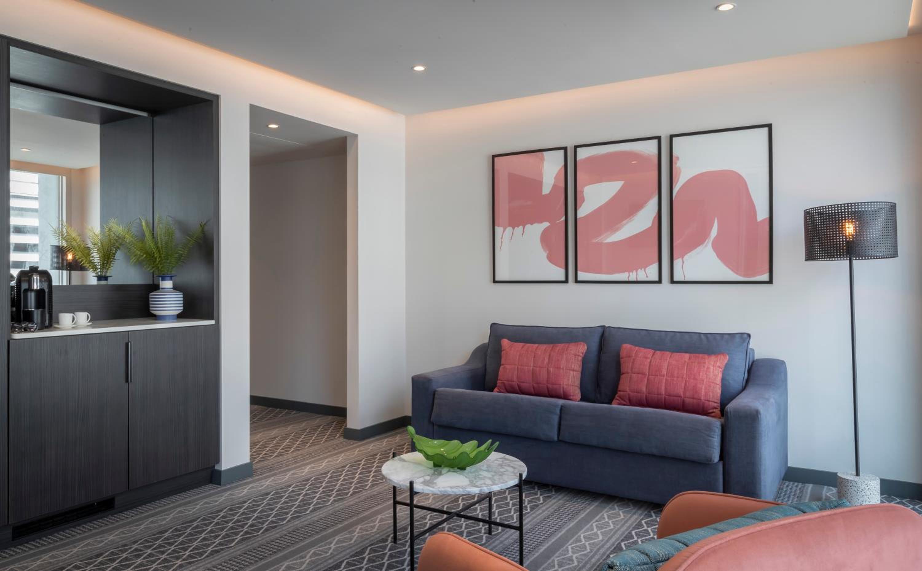 Suite - Photo 1